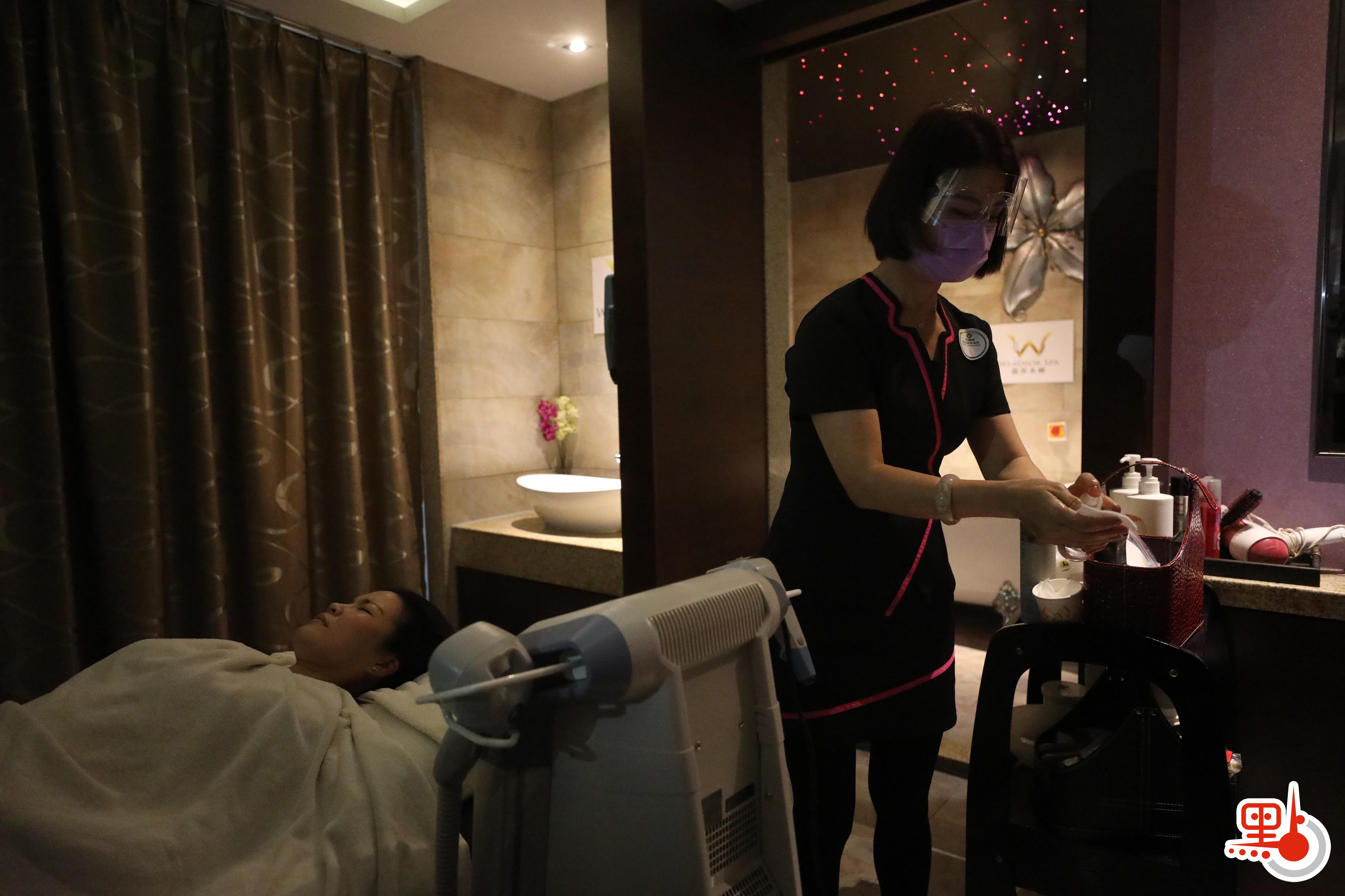 還有市民選擇做facial。