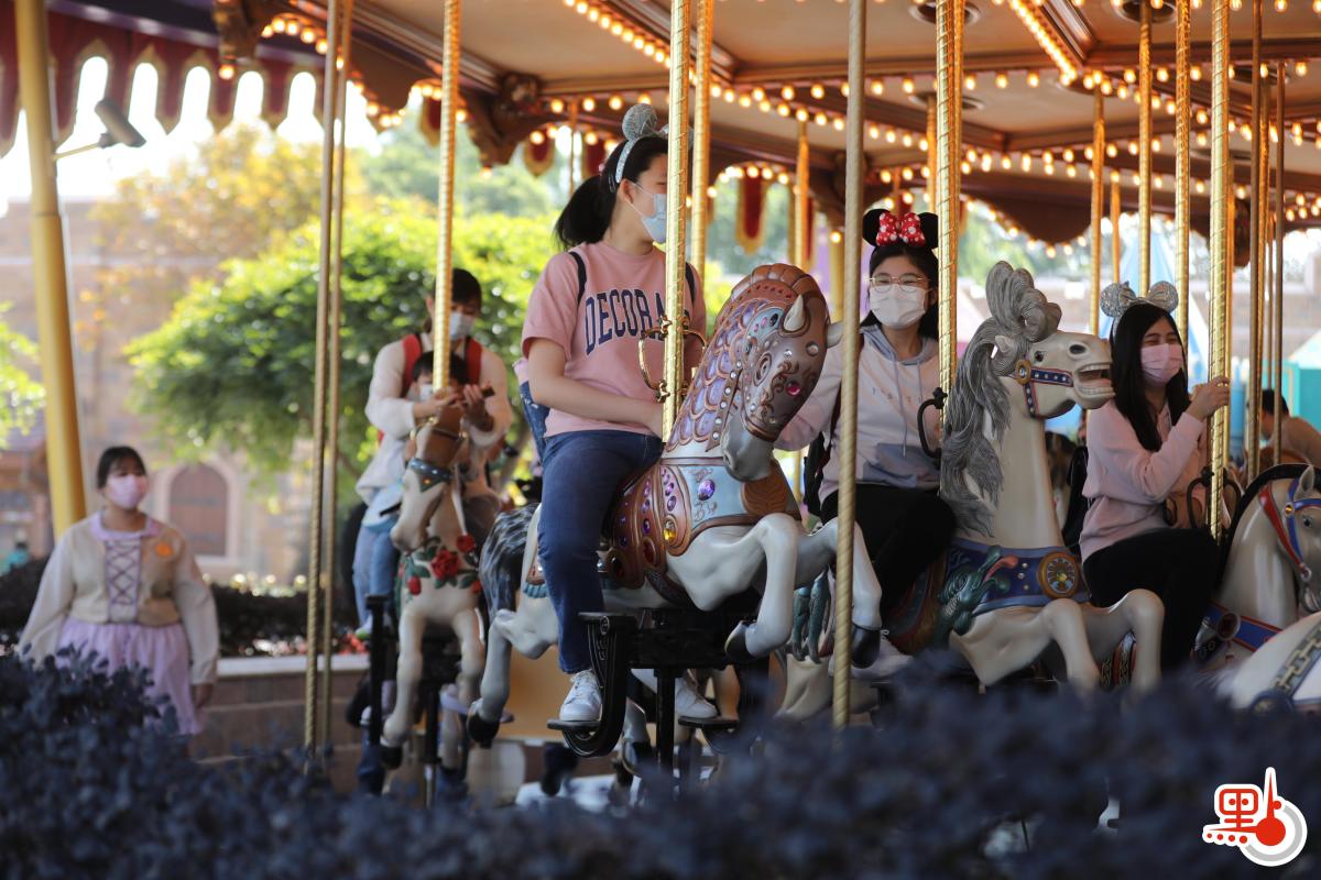 香港迪士尼樂園今日（19日）重開，市民需提前預約入園。園方加強防疫措施，在入口多處展示「安心出行」二維碼，不少市民都自覺掃描。有市民表示，擔心樂園隨時再因疫情嚴重而關閉，已經預約下周再次入園。亦有市民指，以往樂園太多遊客，現時園內空間較為寬鬆，加上足足一年沒有外出旅行，因此前來放鬆。還有中六學生指，迪士尼陪伴他成長，對重開感到興奮。（點新聞記者萬霜靈攝）