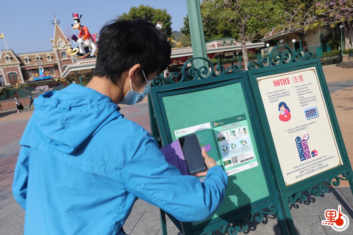 迪士尼樂園重開初期一星期只開放5天，周二、四關閉，涉及運作的演藝人員亦須每14天檢測一次。