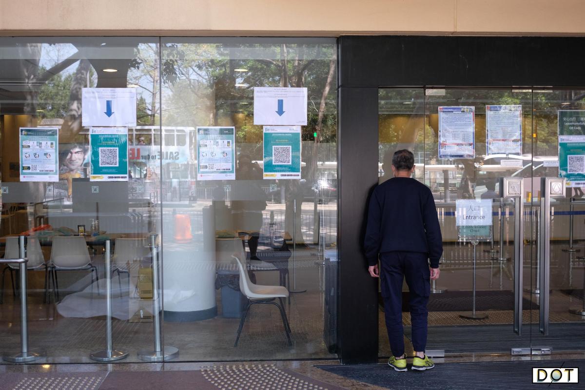 Secretary for the Civil Service Patrick Nip said the government would set up 29 community vaccination centers, which will operate daily from 8:00 a.m. to 8:00 p.m. Each vaccination center will provide only one type of vaccine. Kowloon Bay Sports Center, Tin Fai Road Sports Center in Tin Shui Wai, Hong Kong Central Library, Kwun Chung Sports Center in Jordan, and Yuen Wo Road Sports Center in Sha Tin will provide the Sinovac vaccine, and the other 24 community vaccination will supply the Fosun Pharma/BioNTech vaccine. (DotDotNews/ Alan Mak) 

