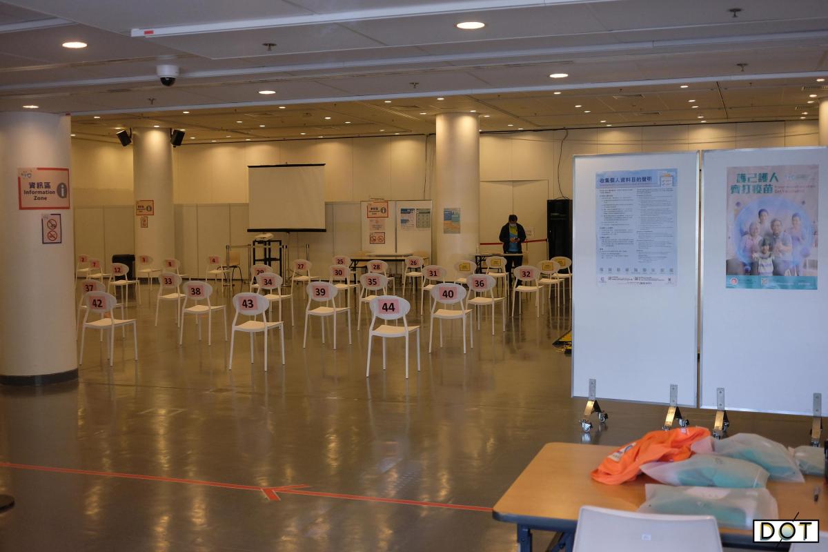 The government would set up 29 community vaccination centers, which will operate daily from 8:00 a.m. to 8:00 p.m. Each vaccination center will provide only one type of vaccine. Kowloon Bay Sports Center, Tin Fai Road Sports Center in Tin Shui Wai, Hong Kong Central Library, Kwun Chung Sports Center in Jordan, and Yuen Wo Road Sports Center in Sha Tin will provide the Sinovac vaccine, and the other 24 community vaccination will supply the Fosun Pharma/BioNTech vaccine. (DotDotNews/ Alan Mak) 

