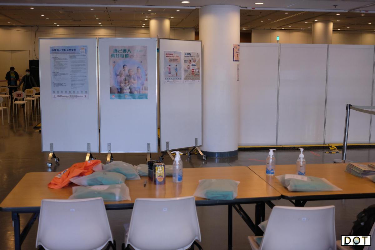 The government would set up 29 community vaccination centers, which will operate daily from 8:00 a.m. to 8:00 p.m. Each vaccination center will provide only one type of vaccine. Kowloon Bay Sports Center, Tin Fai Road Sports Center in Tin Shui Wai, Hong Kong Central Library, Kwun Chung Sports Center in Jordan, and Yuen Wo Road Sports Center in Sha Tin will provide the Sinovac vaccine, and the other 24 community vaccination will supply the Fosun Pharma/BioNTech vaccine. (DotDotNews/ Alan Mak) 