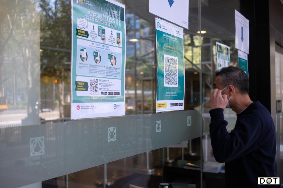 The government would set up 29 community vaccination centers, which will operate daily from 8:00 a.m. to 8:00 p.m. Each vaccination center will provide only one type of vaccine. Kowloon Bay Sports Center, Tin Fai Road Sports Center in Tin Shui Wai, Hong Kong Central Library, Kwun Chung Sports Center in Jordan, and Yuen Wo Road Sports Center in Sha Tin will provide the Sinovac vaccine, and the other 24 community vaccination will supply the Fosun Pharma/BioNTech vaccine. (DotDotNews/ Alan Mak) 