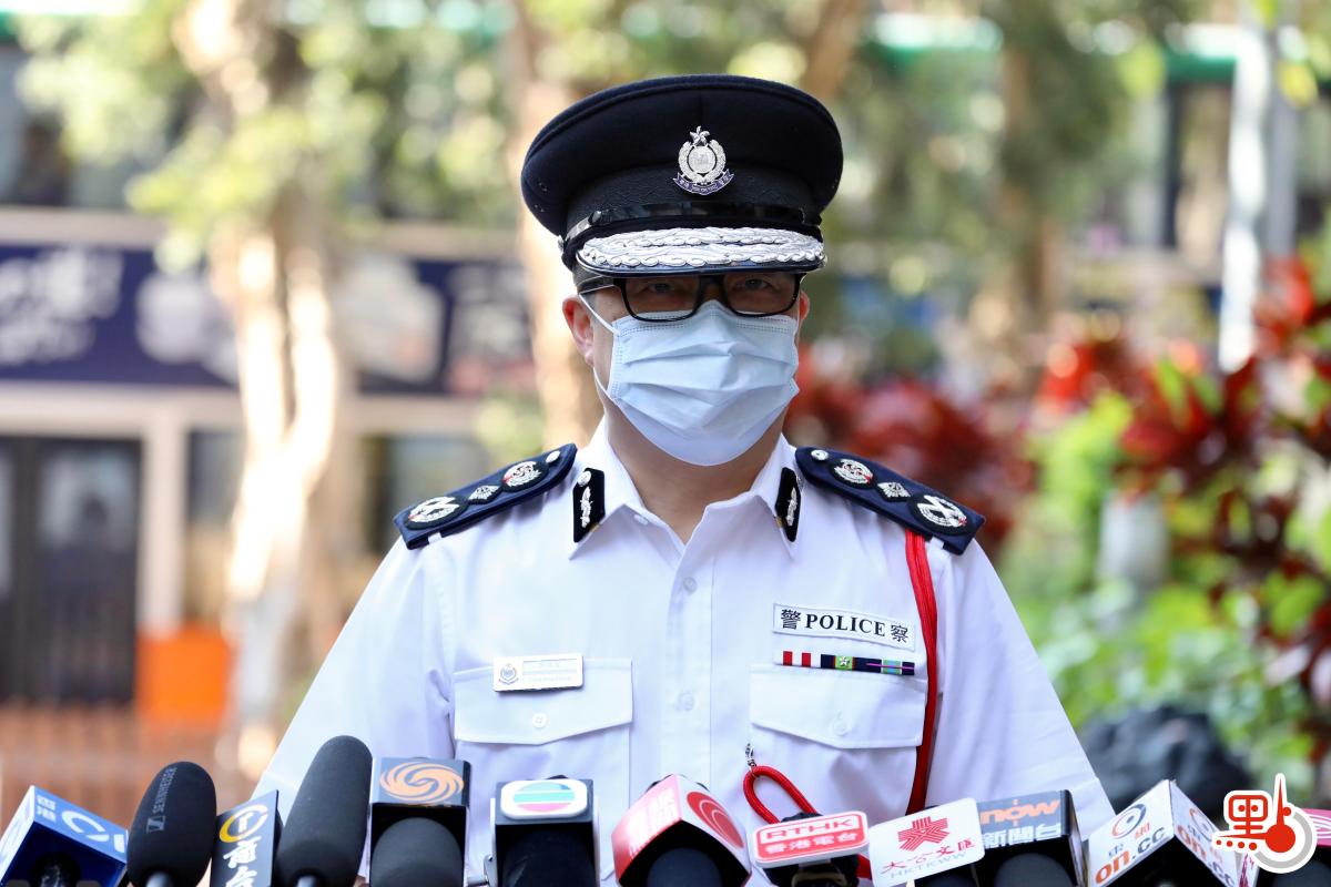 6個紀律部隊首長，今日（23日）下午率領前線人員到香港中央圖書館社區疫苗接種中心，接種新冠疫苗。其中，警務處處長鄧炳強表示不覺得痛，也沒有其他不良反應，對政府安排感到開心，因為同事可以得到更好的保障，執行公務時可更加安心。他亦呼籲所有合資格市民盡快登記，接種疫苗，以得到保障，安心出行。（點新聞記者李斯哲攝）