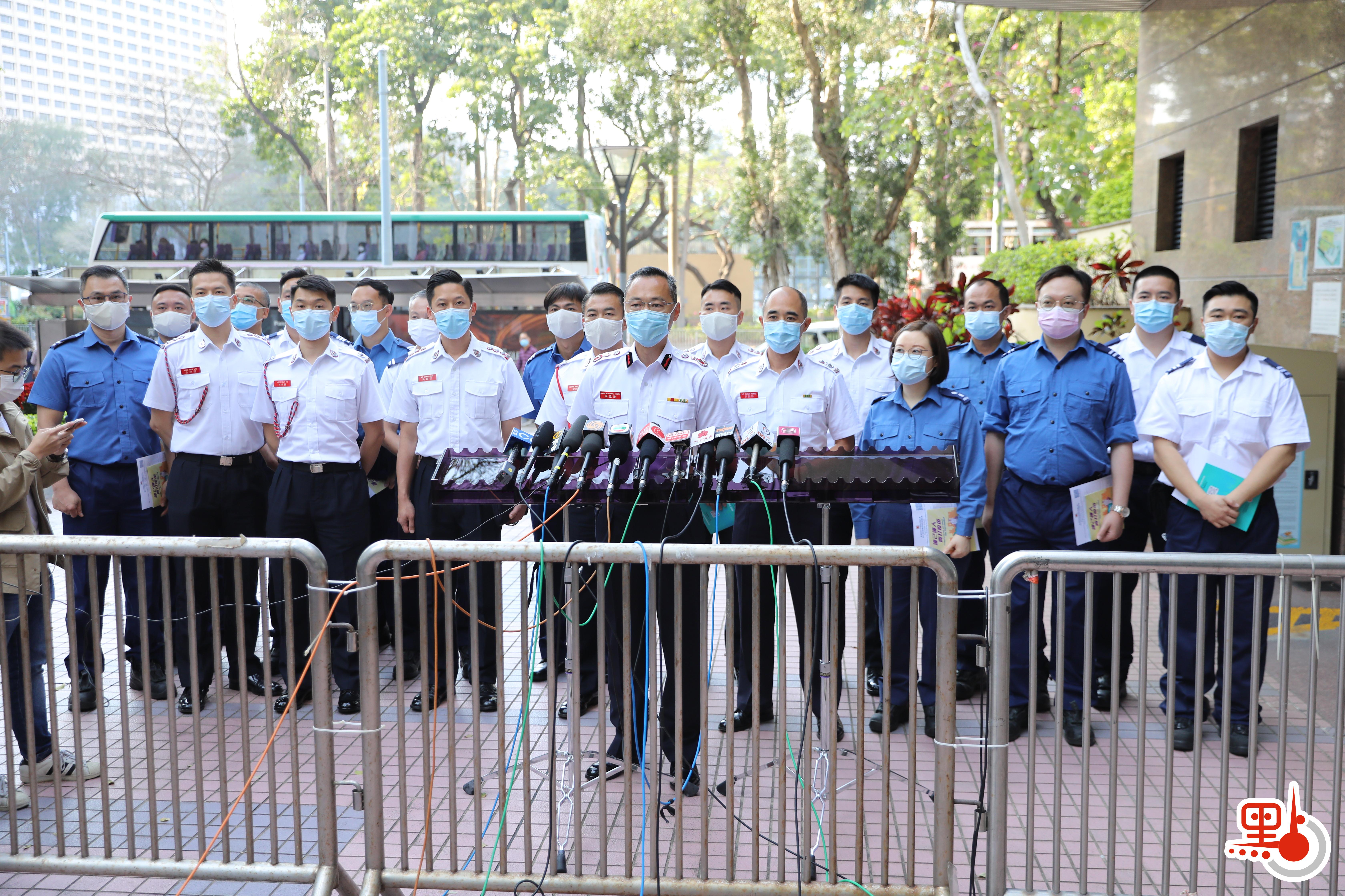 消防處處長梁偉雄帶領20位同事接種疫苗。（點新聞記者李斯哲攝）