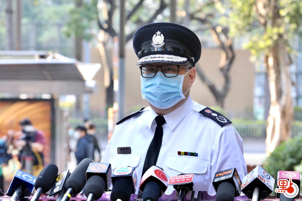 入境事務處處長區嘉宏表示，前線同事經常需要接觸不同市民，紀律部隊接種疫苗能夠保障成員和市民，亦可以起到鼓勵作用，呼籲市民積極接種疫苗。他強調，疫苗是香港社會復甦的一劑「強心針」，如今全世界疫苗供應緊張，港府能在這樣的情況下提供安全有效的疫苗給市民接種，十分得來不易。（點新聞記者李斯哲攝）