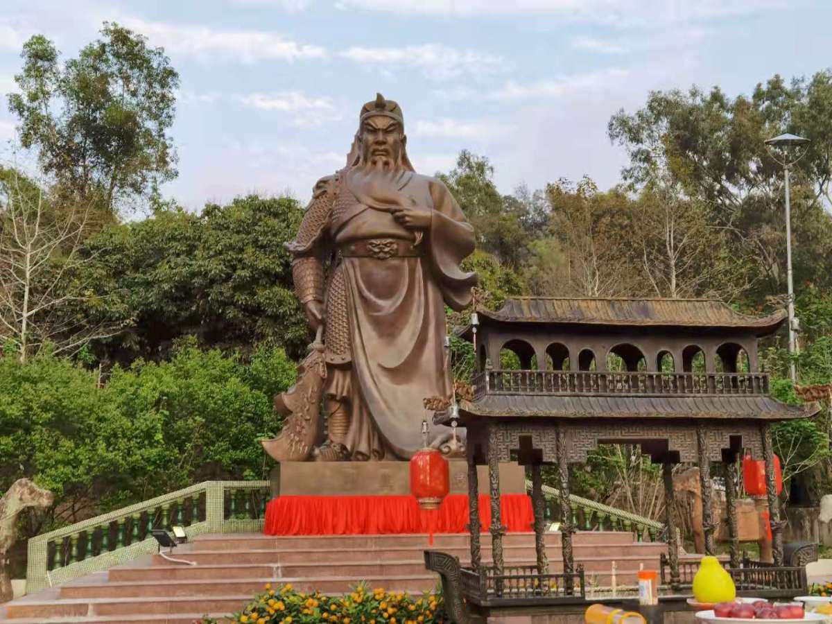 關羽故居山西送贈的關公銅像，高20呎，園主表示為全港最大型關公像。(點新聞記者攝)
