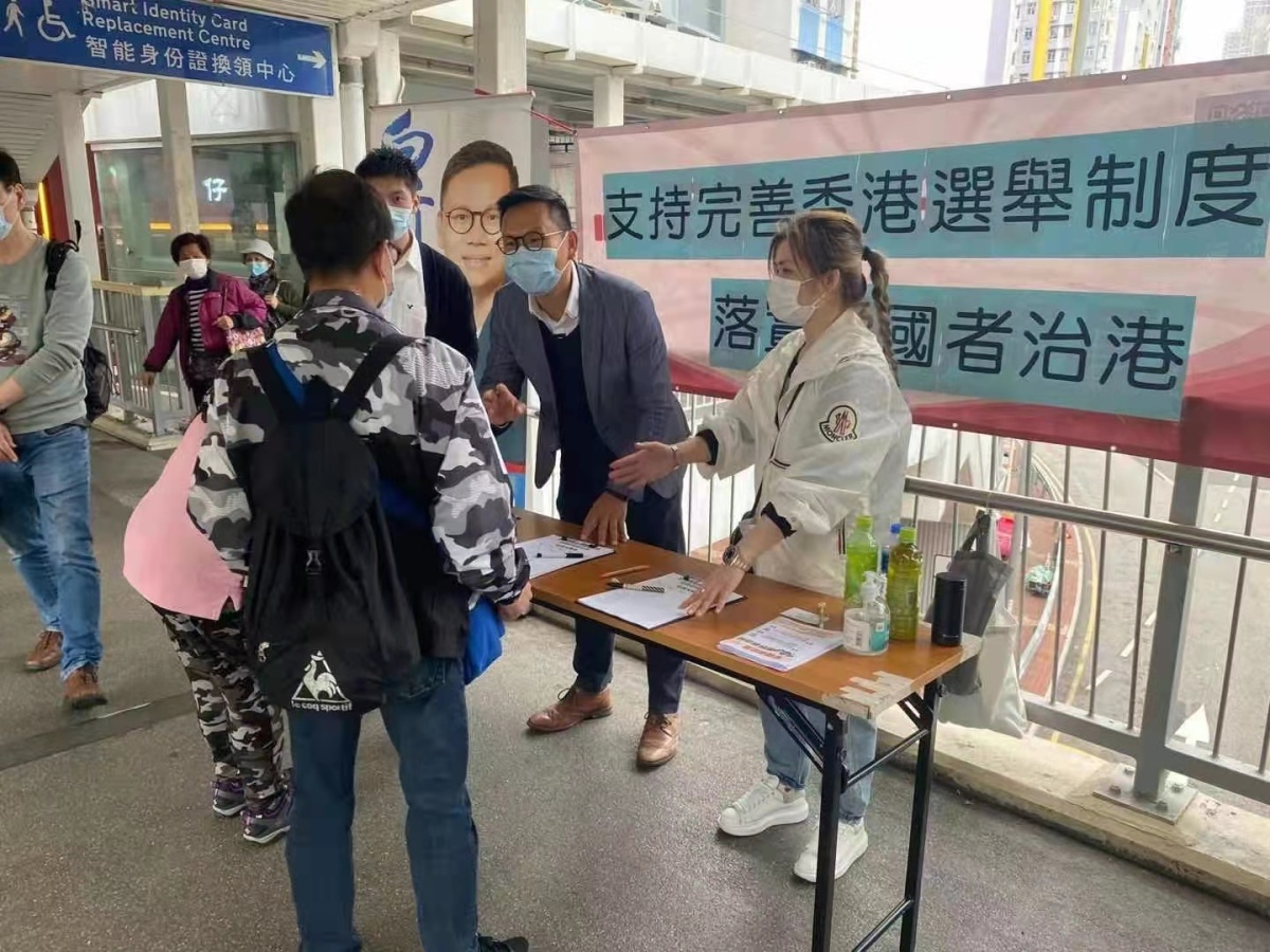民建聯立法會議員陳恒鑌在荃灣參加街站活動，支持完善香港的選舉制度。（點新聞記者攝）