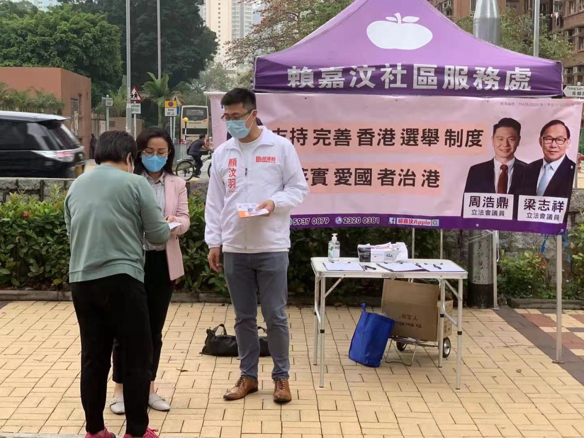 民建聯副秘書長顏汶羽在屯門新田邨口參加街站活動，支持完善香港的選舉制度。（點新聞記者攝）