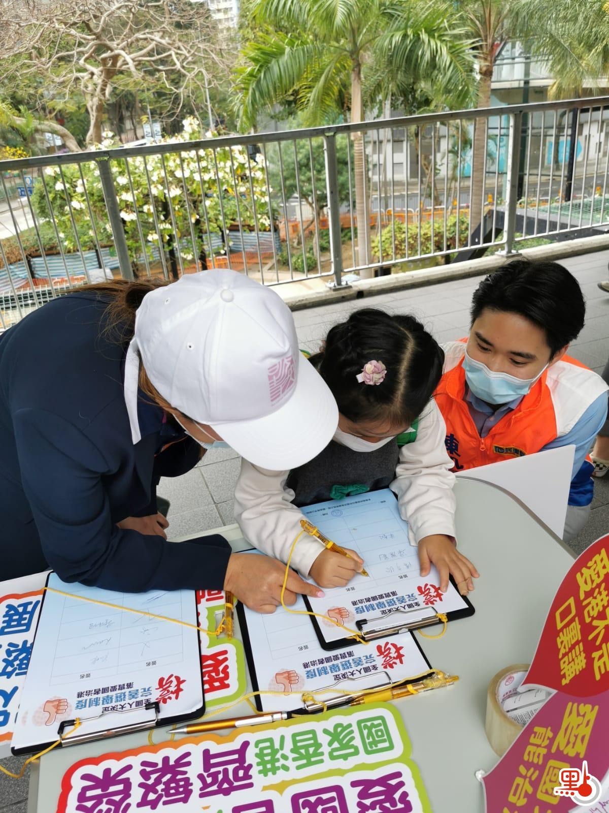 陳凱榮還提到，舉辦街站期間，也有一兩位市民叫囂說粗口，但很快就離開現場，與往年的態度相差甚遠。