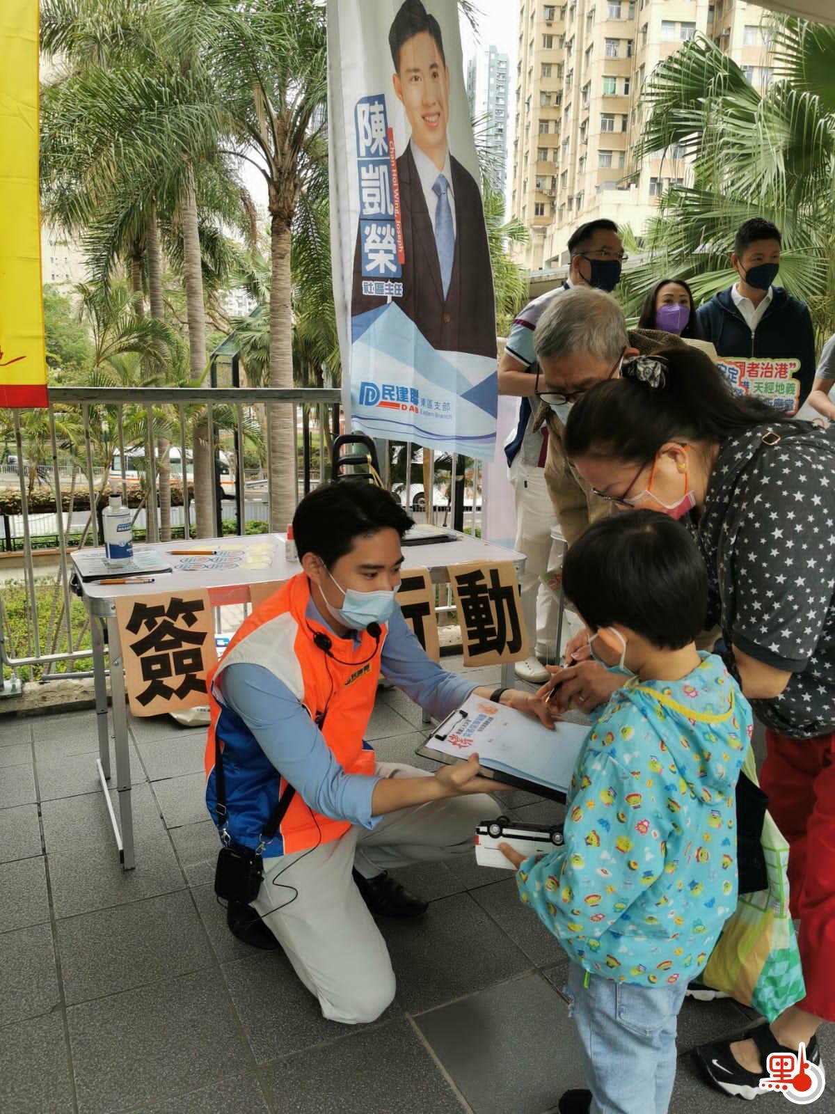 有街坊表示，相信由「愛國者」管治的香港才能和國家一起配合，一起發展。亦有街坊說，希望可以踢走支持暴力的議員，不要影響下一代。

