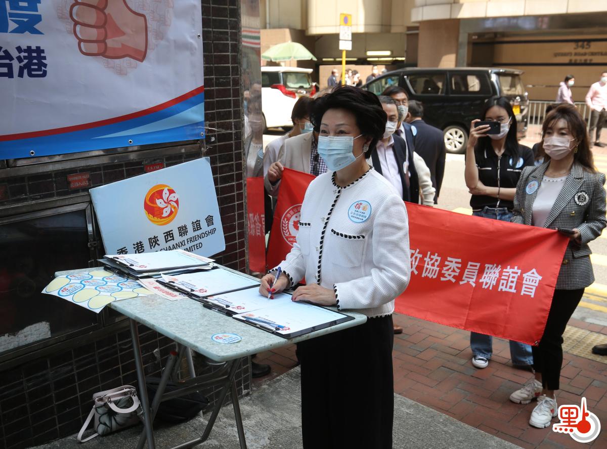 港區省級政協委員聯誼會設街站，收集市民簽名，支持完善香港特區的選舉制度。（點新聞記者凱楊攝）