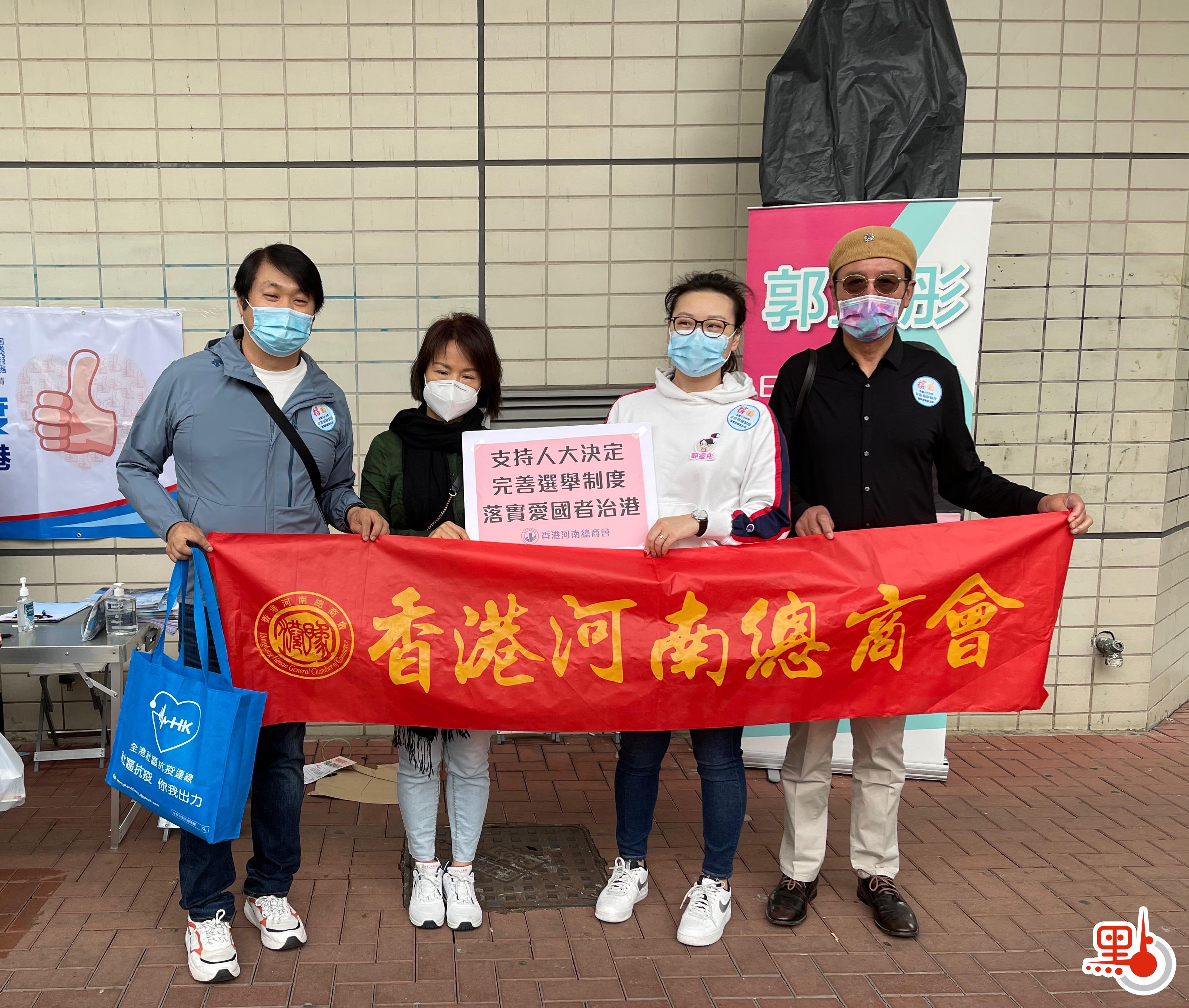 香港河南總商會理事長高波，香港河南總商會青年委員會主席、沙田圍社區窩心服務隊隊長郭宣彤一同在沙田圍地鐵站宣傳人大完善香港選舉制度的決定，呼籲市民簽名支持。（受訪者供圖）
