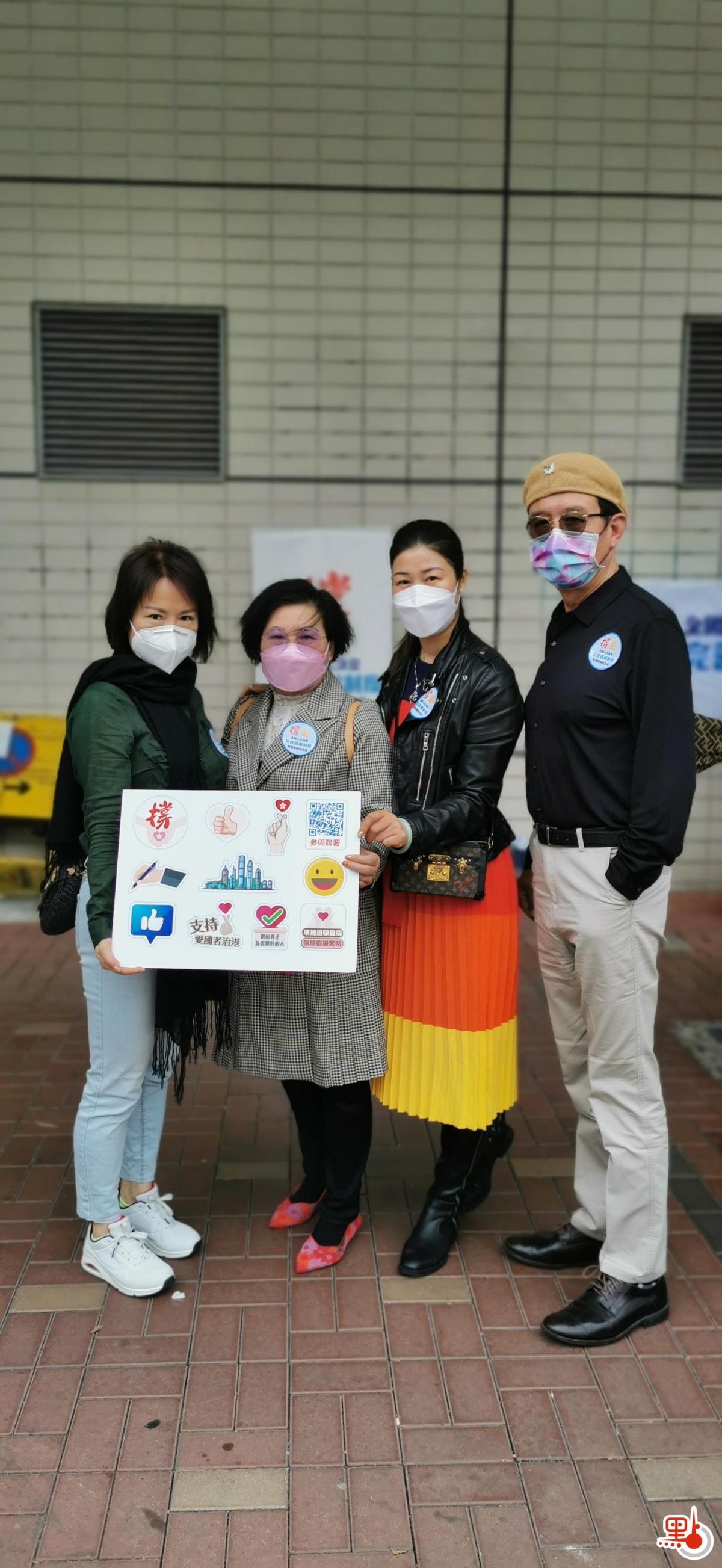 香港河南總商會理事長高波，香港河南總商會青年委員會主席、沙田圍社區窩心服務隊隊長郭宣彤一同在沙田圍地鐵站宣傳人大完善香港選舉制度的決定，呼籲市民簽名支持。（受訪者供圖）