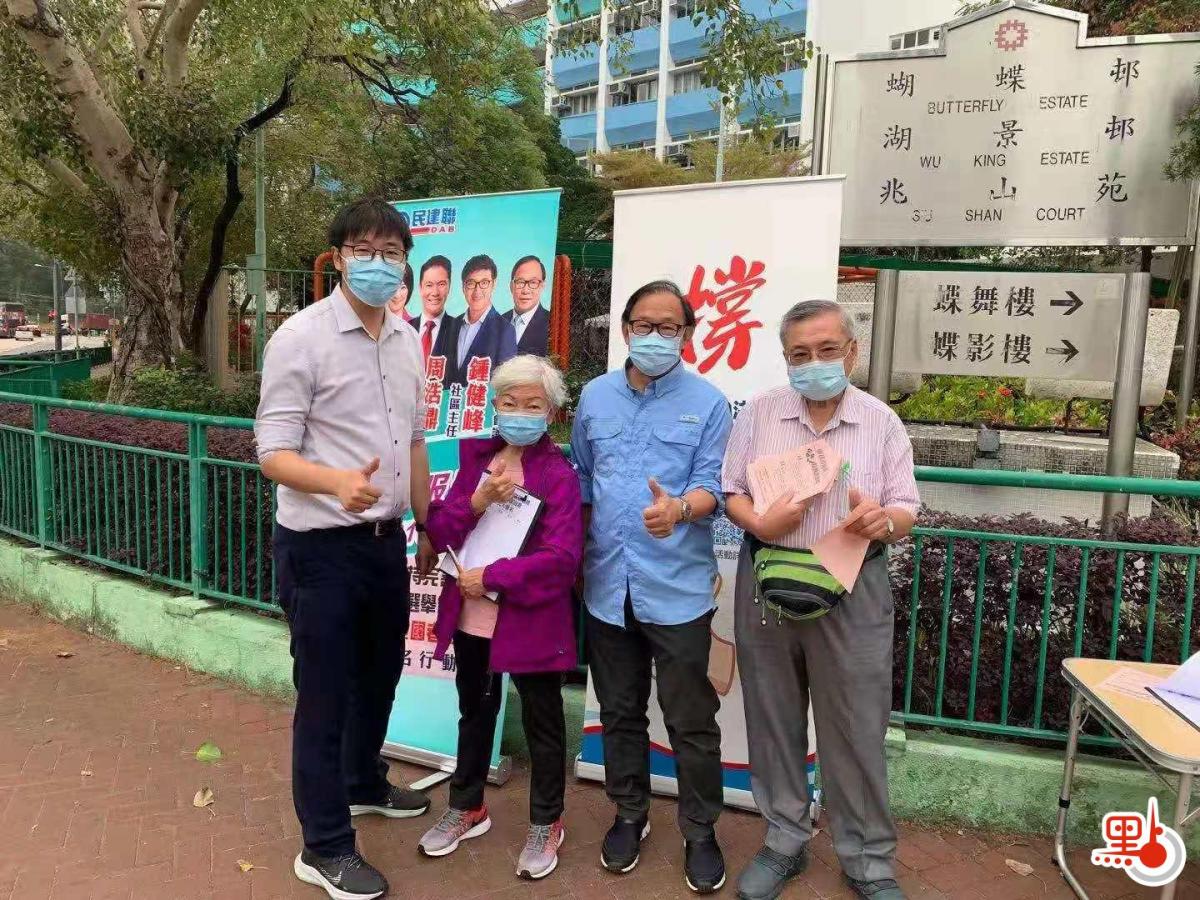 民建聯立法會議員梁志祥（右二）擺街站呼籲市民聯署。（點新聞記者馮沛賢攝）
