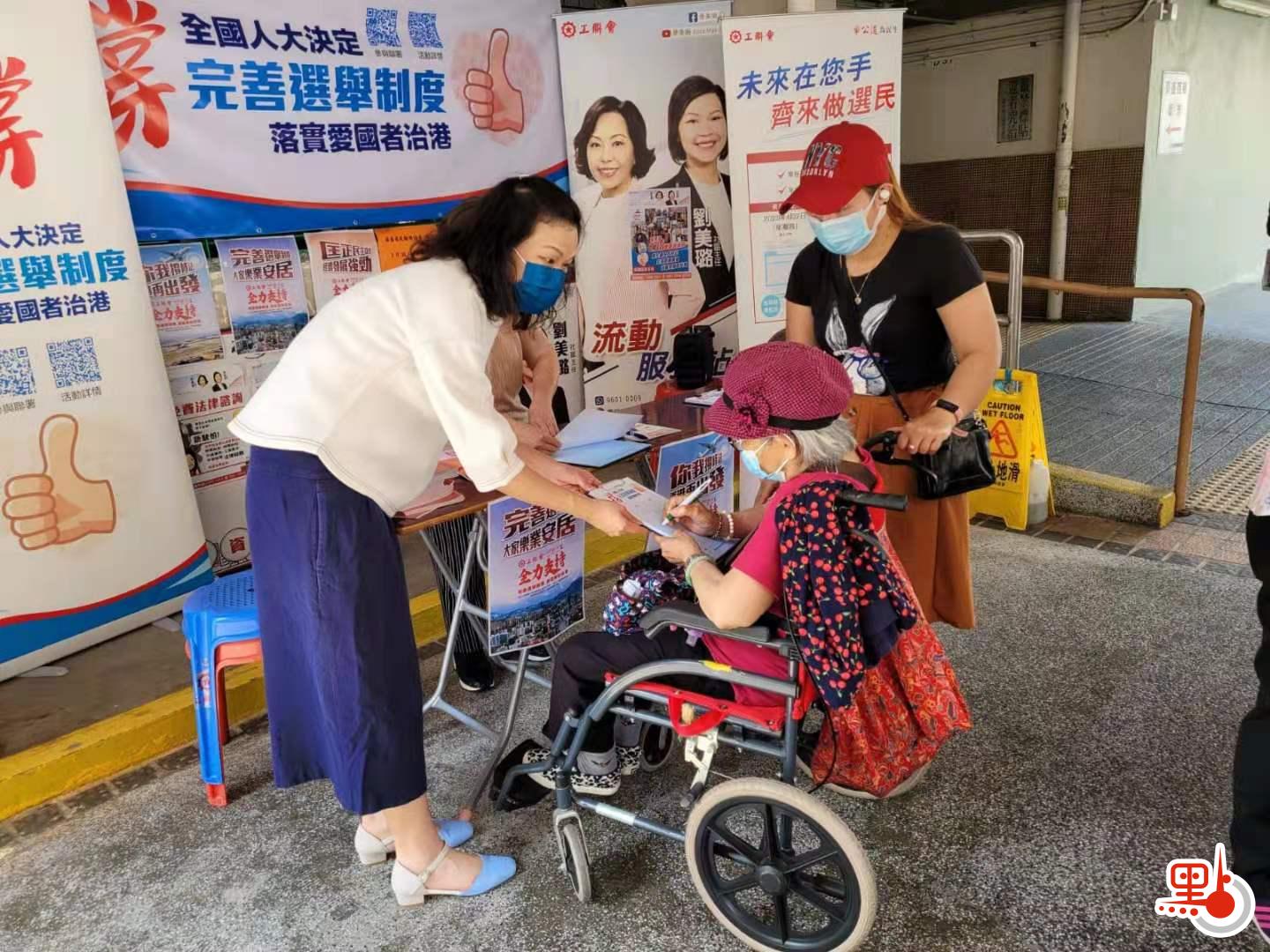 市民積極參與「撐完善香港選舉制度」簽名街站活動。（點新聞記者攝）