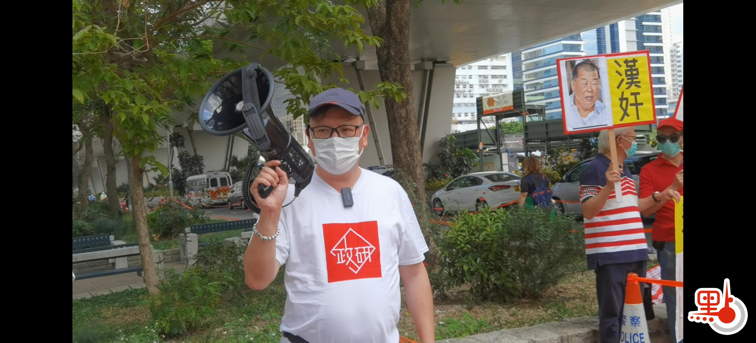 因涉嫌違反香港國安法而被還押的壹傳媒黎智英與另外8名泛民人士，被指於前年8月18日在港島區參與或組織反修例「流水式集會」，被控組織及參與未經批准集結罪。除區諾軒及梁耀忠認罪外，包括黎智英在內的其餘7名被告均否認控罪。案件於西九龍法院審訊20天後，將於今日(1日)上午10時半裁決。有市民和團體到法院前拉布條支持司法嚴正執法，重判以黎智英為首的反中亂港分子。（點新聞記者攝）