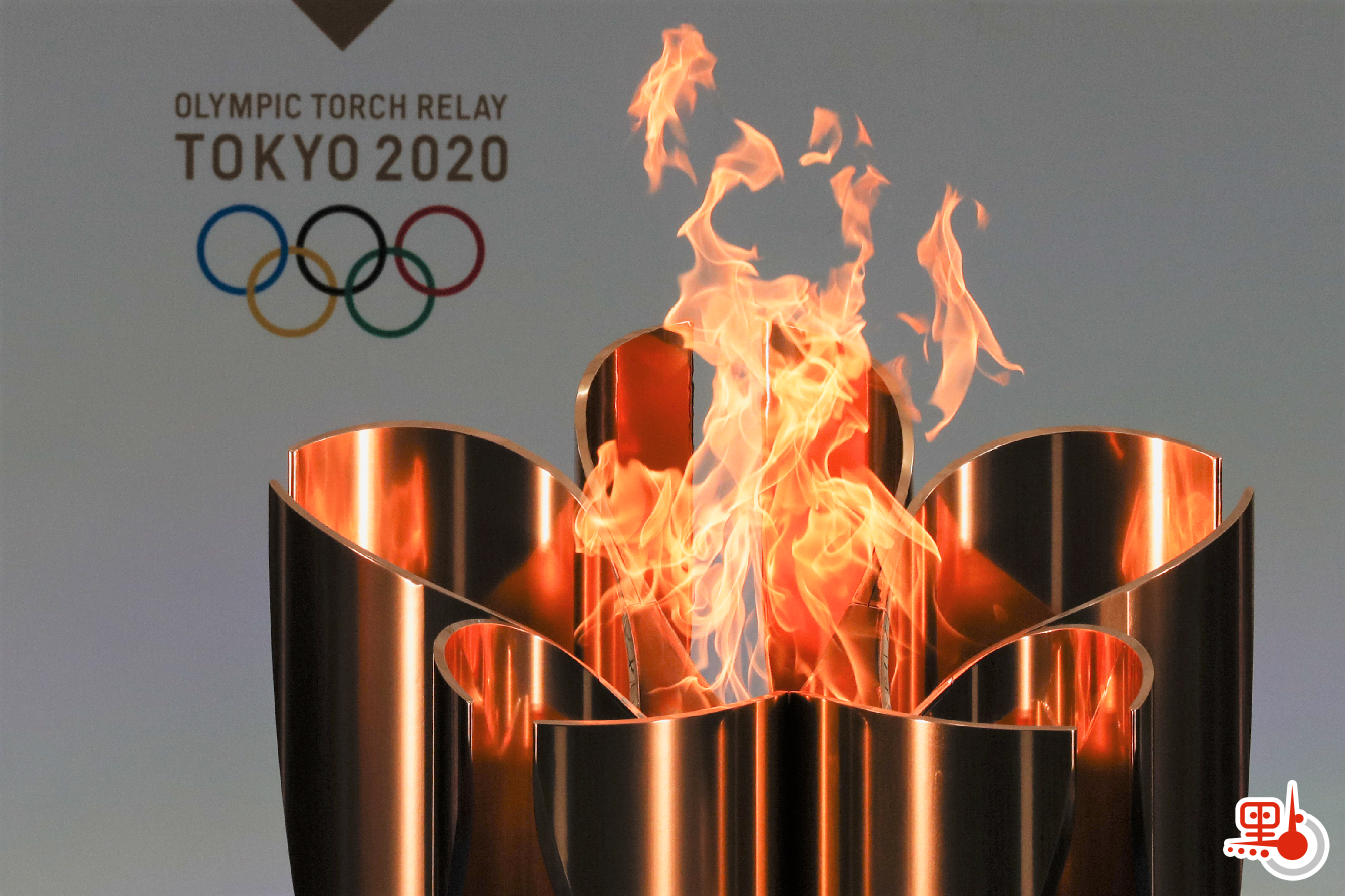 東京奧運會開幕倒數100日，今日（14日）舉行吉祥物亮相活動，分別是奧運會吉祥物Miraitowa和殘奧會吉祥物Someity，兩者長為2.6米，寬為1.5米。Miraitowa為深藍色，寓意「未來及永恆」，Someity為粉色，名字源自「染井吉野」，是日本知名櫻花品種，發音更與英文「so mighty」相似，意為「無所不能」。
目前擺放於東京都政府第一本廳舍2樓宣傳區展示，但由於疫情關係暫時不對外開放。東京奧組委及東京都政府亦在八王子市的著名旅遊景點高尾山山頂，設置長3米、寬1.8米的奧運紀念標誌，展期至8月8日奧運閉幕，之後將展示殘奧會紀念標誌。（美聯社）