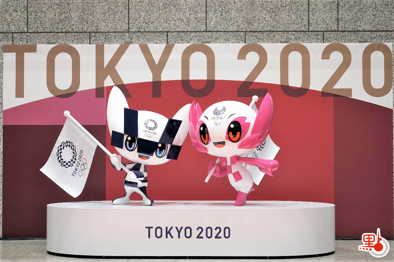 東京奧運會開幕倒數100日，今日（14日）舉行吉祥物亮相活動，分別是奧運會吉祥物Miraitowa和殘奧會吉祥物Someity，兩者長為2.6米，寬為1.5米。Miraitowa為深藍色，寓意「未來及永恆」，Someity為粉色，名字源自「染井吉野」，是日本知名櫻花品種，發音更與英文「so mighty」相似，意為「無所不能」。
目前擺放於東京都政府第一本廳舍2樓宣傳區展示，但由於疫情關係暫時不對外開放。東京奧組委及東京都政府亦在八王子市的著名旅遊景點高尾山山頂，設置長3米、寬1.8米的奧運紀念標誌，展期至8月8日奧運閉幕，之後將展示殘奧會紀念標誌。（美聯社）