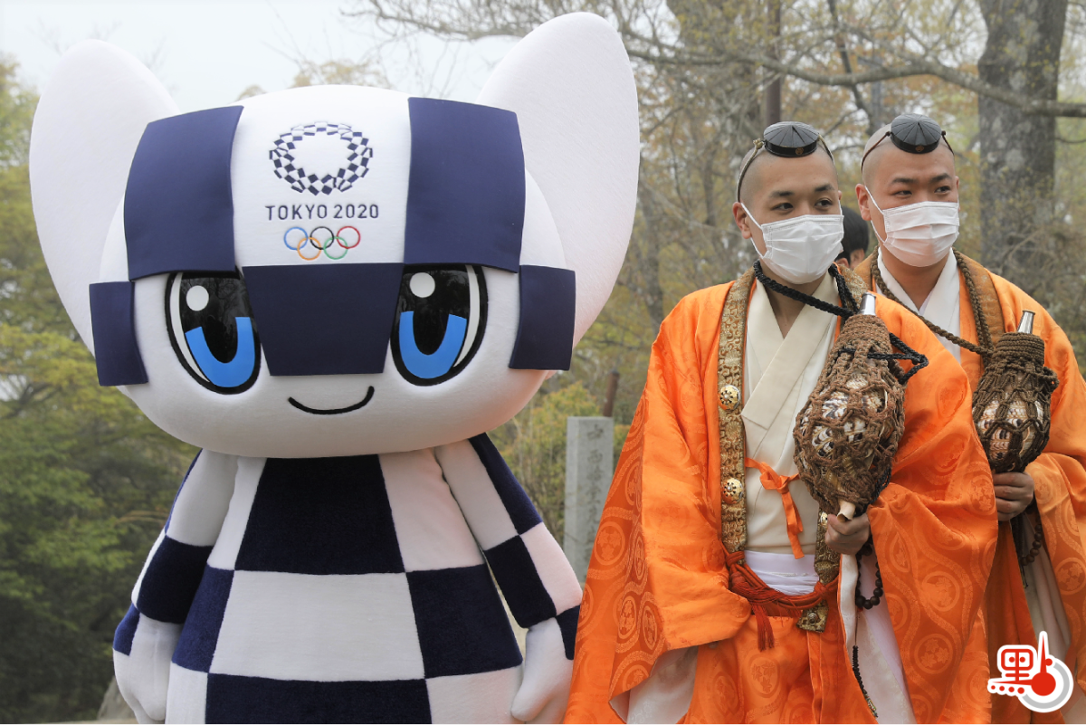 東京奧運會開幕倒數100日，今日（14日）舉行吉祥物亮相活動，分別是奧運會吉祥物Miraitowa和殘奧會吉祥物Someity，兩者長為2.6米，寬為1.5米。Miraitowa為深藍色，寓意「未來及永恆」，Someity為粉色，名字源自「染井吉野」，是日本知名櫻花品種，發音更與英文「so mighty」相似，意為「無所不能」。
目前擺放於東京都政府第一本廳舍2樓宣傳區展示，但由於疫情關係暫時不對外開放。東京奧組委及東京都政府亦在八王子市的著名旅遊景點高尾山山頂，設置長3米、寬1.8米的奧運紀念標誌，展期至8月8日奧運閉幕，之後將展示殘奧會紀念標誌。（美聯社）