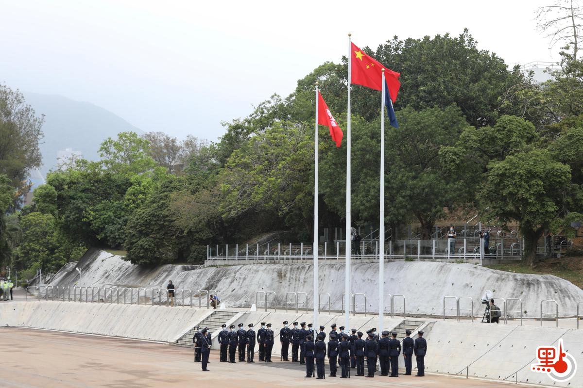 今日（15日）是「全民國家安全教育日」，香港警察學院舉行開放日活動，讓市民進一步了解國家安全的意義和警隊在維護國家安全方面的工作。上午9時15分開始，逾千名市民紛紛入場就坐，警隊舉行升國旗儀式及奏國歌。隨後，警察樂隊還進行了精彩的表演，市民掌聲陣陣。（點新聞記者李斯哲攝）