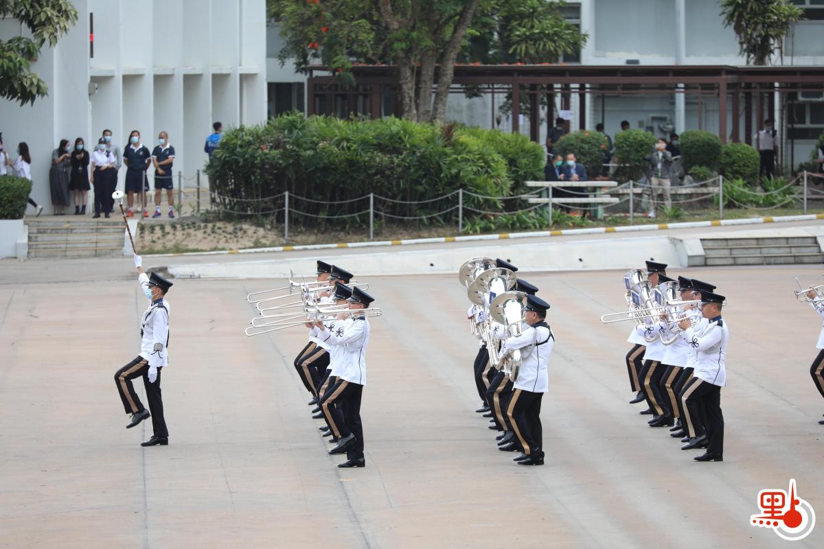 今日（15日）是「全民國家安全教育日」，香港警察學院舉行開放日活動，讓市民進一步了解國家安全的意義和警隊在維護國家安全方面的工作。上午9時15分開始，逾千名市民紛紛入場就坐，警隊舉行升國旗儀式及奏國歌。隨後，警察樂隊還進行了精彩的表演，市民掌聲陣陣。（點新聞記者李斯哲攝）