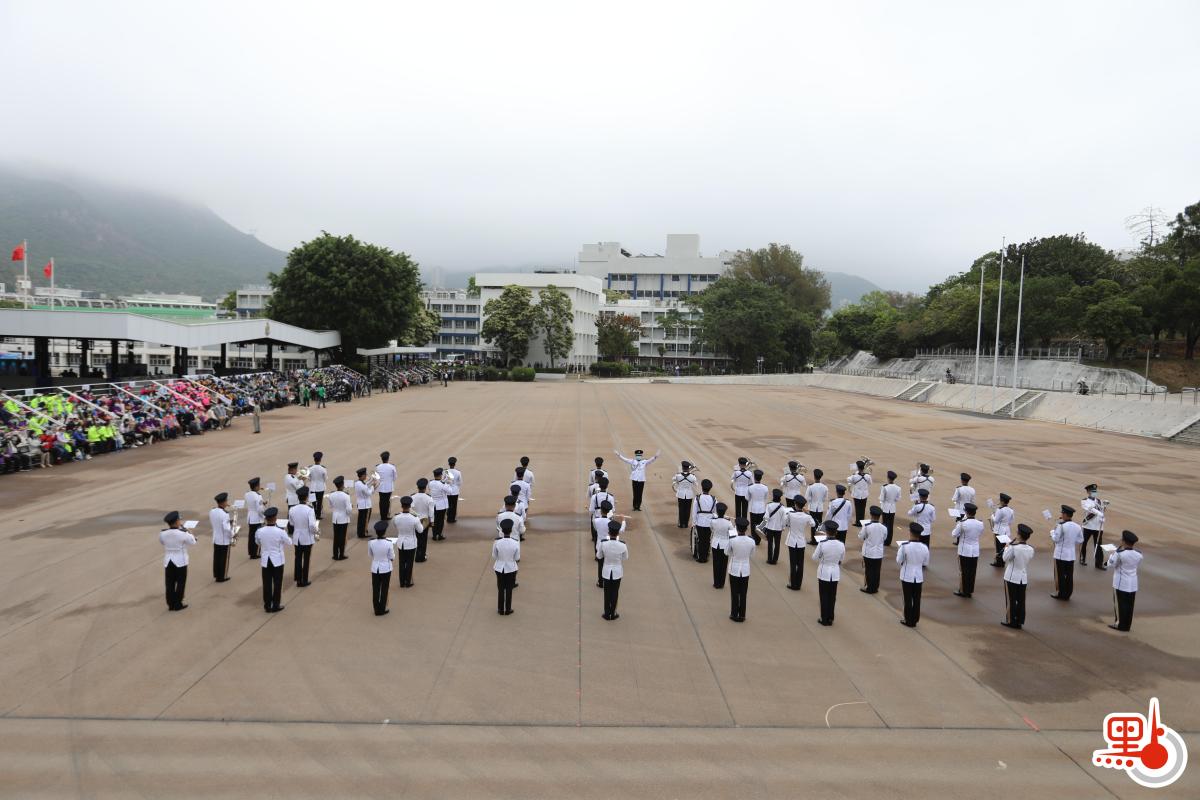 今日（15日）是「全民國家安全教育日」，香港警察學院舉行開放日活動，讓市民進一步了解國家安全的意義和警隊在維護國家安全方面的工作。上午9時15分開始，逾千名市民紛紛入場就坐，警隊舉行升國旗儀式及奏國歌。隨後，警察樂隊還進行了精彩的表演，市民掌聲陣陣。（點新聞記者李斯哲攝）