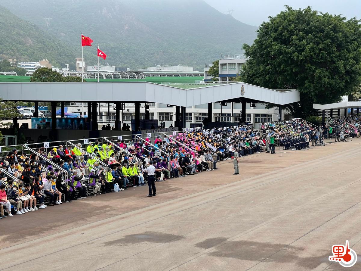 今日（15日）是「全民國家安全教育日」，香港警察學院舉行開放日活動，讓市民進一步了解國家安全的意義和警隊在維護國家安全方面的工作。上午9時15分開始，逾千名市民紛紛入場就坐，警隊舉行升國旗儀式及奏國歌。隨後，警察樂隊還進行了精彩的表演，市民掌聲陣陣。（點新聞記者李斯哲攝）