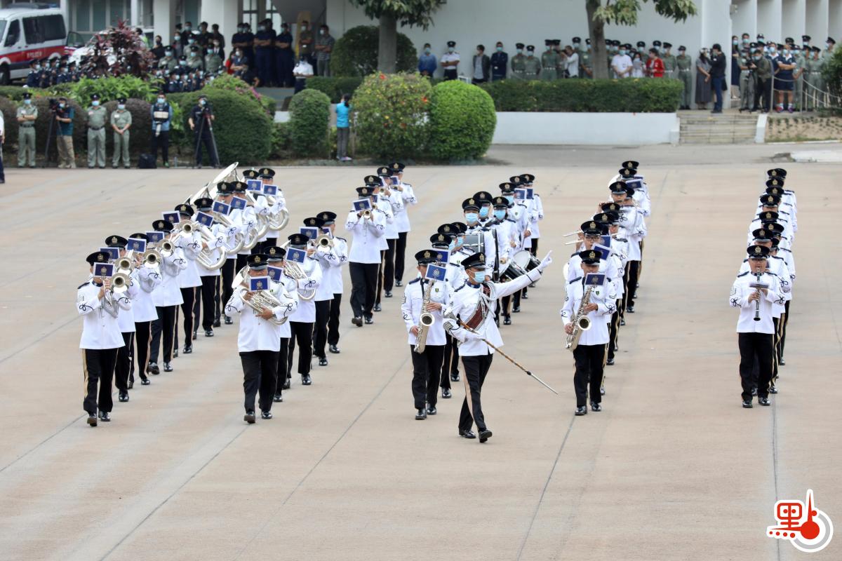 今日（15日）是「全民國家安全教育日」，香港警察學院舉行開放日活動，讓市民進一步了解國家安全的意義和警隊在維護國家安全方面的工作。上午9時15分開始，逾千名市民紛紛入場就坐，警隊舉行升國旗儀式及奏國歌。隨後，警察樂隊還進行了精彩的表演，市民掌聲陣陣。（點新聞記者李斯哲攝）