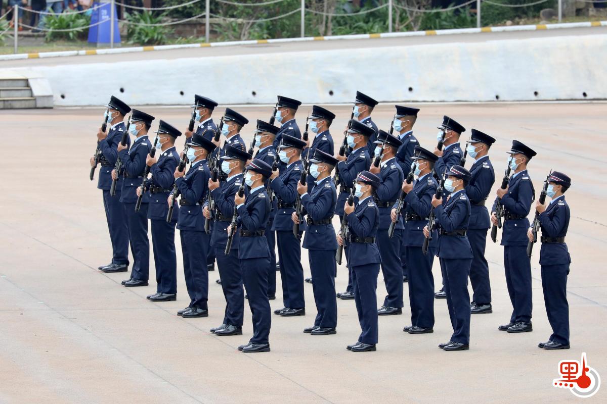 今日（15日）是「全民國家安全教育日」，香港警察學院舉行開放日活動，讓市民進一步了解國家安全的意義和警隊在維護國家安全方面的工作。上午10時許，警隊舉行升國旗儀式及奏國歌，隨後警隊首次表演中式步操，不僅展現出警隊對紀律的重視，更表現出警隊的專業、威武和自信。今年2月，駐港部隊曾到黃竹坑警察學院親授中式步操，是香港步操發展的重要一步。此次表演不僅有中式步操元素，還具有香港本地特色，市民看完紛紛鼓掌，讚歎警隊好樣的。（點新聞記者李斯哲攝）