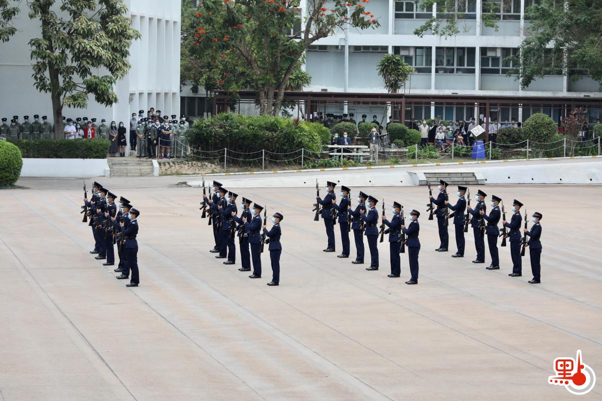 今日（15日）是「全民國家安全教育日」，香港警察學院舉行開放日活動，讓市民進一步了解國家安全的意義和警隊在維護國家安全方面的工作。上午10時許，警隊舉行升國旗儀式及奏國歌，隨後警隊首次表演中式步操，不僅展現出警隊對紀律的重視，更表現出警隊的專業、威武和自信。今年2月，駐港部隊曾到黃竹坑警察學院親授中式步操，是香港步操發展的重要一步。此次表演不僅有中式步操元素，還具有香港本地特色，市民看完紛紛鼓掌，讚歎警隊好樣的。（點新聞記者李斯哲攝）