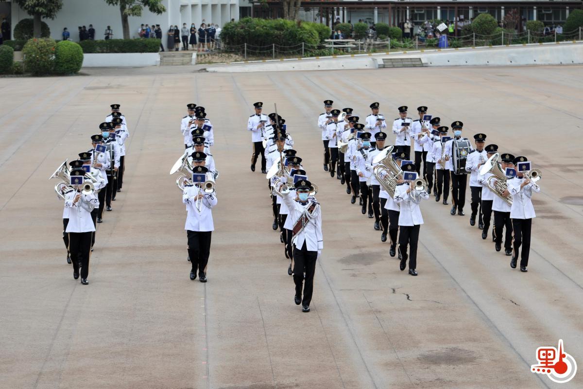 Thursday (Apr. 15) morning's opening ceremony of National Security Education Day kicked off a series of activities to mark its first celebration since the implementation of the National Security Law for Hong Kong. The Hong Kong Police College holds an open day for the public to learn more about the significance of national security and the work of the police force in safeguarding national security. Starting at 9:15 a.m., more than 1,000 people were admitted and seated, and the police held a flag-raising ceremony and played the national anthem.