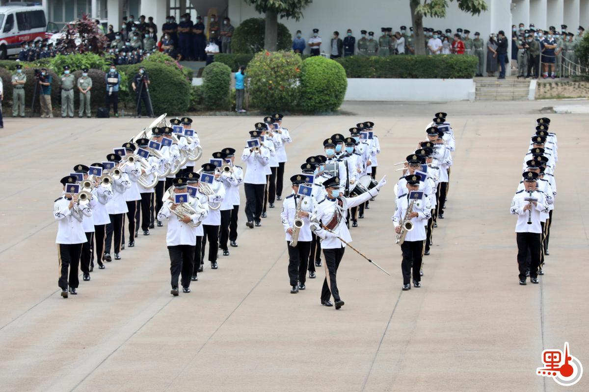 Thursday (Apr. 15) morning's opening ceremony of National Security Education Day kicked off a series of activities to mark its first celebration since the implementation of the National Security Law for Hong Kong. The Hong Kong Police College holds an open day for the public to learn more about the significance of national security and the work of the police force in safeguarding national security. Starting at 9:15 a.m., more than 1,000 people were admitted and seated, and the police held a flag-raising ceremony and played the national anthem.