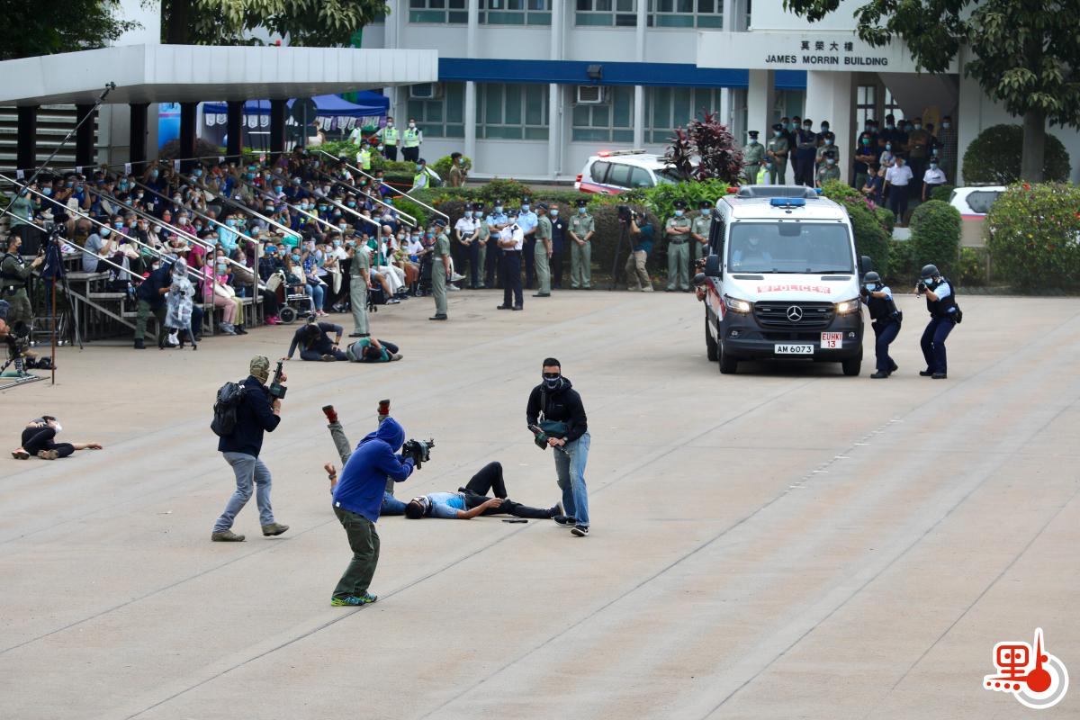 今日（15日）是「全民國家安全教育日」，香港警察學院舉行開放日活動，讓市民進一步了解國家安全的意義和警隊在維護國家安全方面的工作。上午10時許，警隊舉行升國旗儀式及奏國歌，隨後進行多項精彩表演，其中反恐特勤隊和衝鋒隊作反恐演練，演示警隊遇到恐怖分子的處理手法，更展示如何從暴徒手中解救人質，市民大讚反恐特警隊真專業。（點新聞記者李斯哲攝）