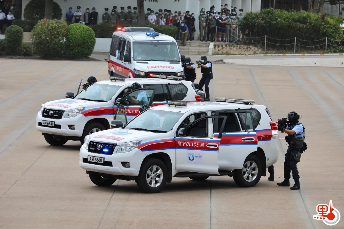 今日（15日）是「全民國家安全教育日」，香港警察學院舉行開放日活動，讓市民進一步了解國家安全的意義和警隊在維護國家安全方面的工作。上午10時許，警隊舉行升國旗儀式及奏國歌，隨後進行多項精彩表演，其中反恐特勤隊和衝鋒隊作反恐演練，演示警隊遇到恐怖分子的處理手法，更展示如何從暴徒手中解救人質，市民大讚反恐特警隊真專業。（點新聞記者李斯哲攝）