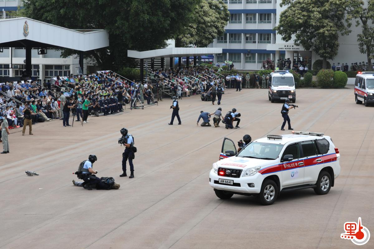 今日（15日）是「全民國家安全教育日」，香港警察學院舉行開放日活動，讓市民進一步了解國家安全的意義和警隊在維護國家安全方面的工作。上午10時許，警隊舉行升國旗儀式及奏國歌，隨後進行多項精彩表演，其中反恐特勤隊和衝鋒隊作反恐演練，演示警隊遇到恐怖分子的處理手法，更展示如何從暴徒手中解救人質，市民大讚反恐特警隊真專業。（點新聞記者李斯哲攝）