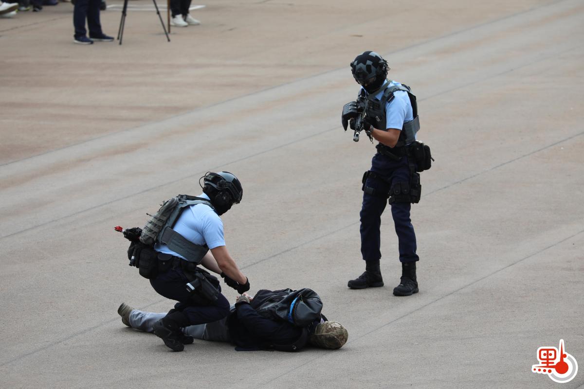 今日（15日）是「全民國家安全教育日」，香港警察學院舉行開放日活動，讓市民進一步了解國家安全的意義和警隊在維護國家安全方面的工作。上午10時許，警隊舉行升國旗儀式及奏國歌，隨後進行多項精彩表演，其中反恐特勤隊和衝鋒隊作反恐演練，演示警隊遇到恐怖分子的處理手法，更展示如何從暴徒手中解救人質，市民大讚反恐特警隊真專業。（點新聞記者李斯哲攝）