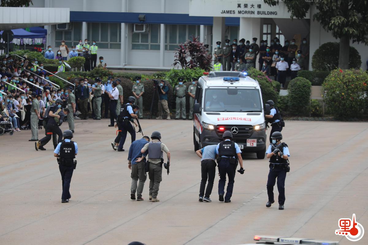 今日（15日）是「全民國家安全教育日」，香港警察學院舉行開放日活動，讓市民進一步了解國家安全的意義和警隊在維護國家安全方面的工作。上午10時許，警隊舉行升國旗儀式及奏國歌，隨後進行多項精彩表演，其中反恐特勤隊和衝鋒隊作反恐演練，演示警隊遇到恐怖分子的處理手法，更展示如何從暴徒手中解救人質，市民大讚反恐特警隊真專業。（點新聞記者李斯哲攝）