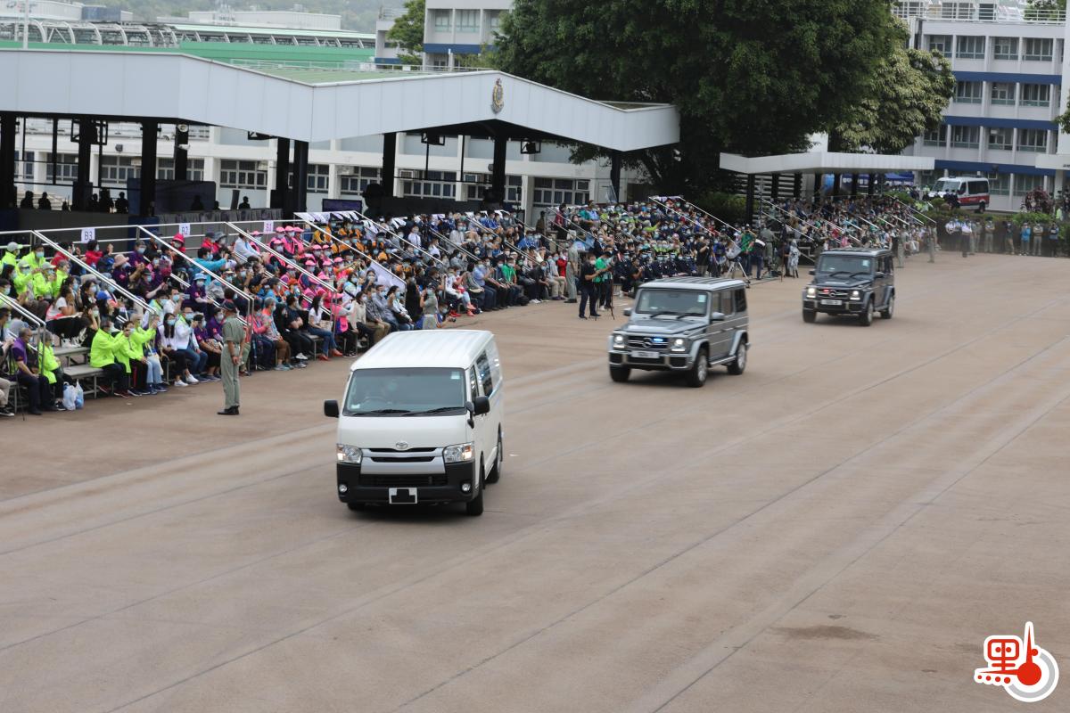 今日（15日）是「全民國家安全教育日」，香港警察學院舉行開放日活動，讓市民進一步了解國家安全的意義和警隊在維護國家安全方面的工作。上午10時許，警隊舉行升國旗儀式及奏國歌，隨後進行多項精彩表演，其中反恐特勤隊和衝鋒隊作反恐演練，演示警隊遇到恐怖分子的處理手法，更展示如何從暴徒手中解救人質，市民大讚反恐特警隊真專業。（點新聞記者李斯哲攝）