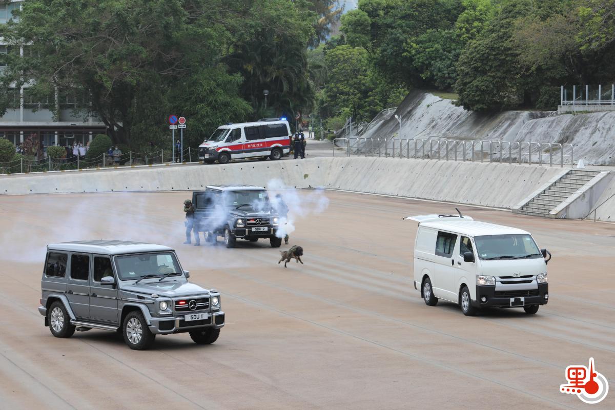 今日（15日）是「全民國家安全教育日」，香港警察學院舉行開放日活動，讓市民進一步了解國家安全的意義和警隊在維護國家安全方面的工作。上午10時許，警隊舉行升國旗儀式及奏國歌，隨後進行多項精彩表演，其中反恐特勤隊和衝鋒隊作反恐演練，演示警隊遇到恐怖分子的處理手法，更展示如何從暴徒手中解救人質，市民大讚反恐特警隊真專業。（點新聞記者李斯哲攝）