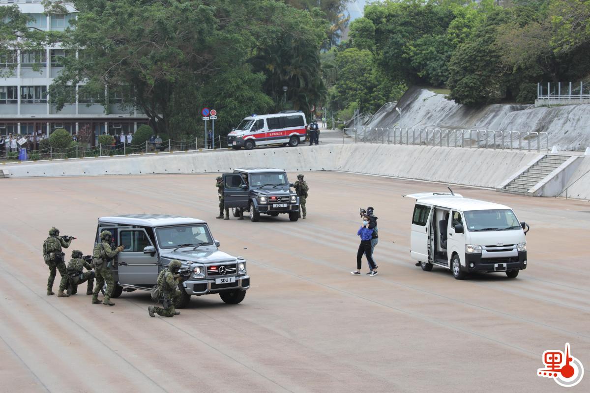 今日（15日）是「全民國家安全教育日」，香港警察學院舉行開放日活動，讓市民進一步了解國家安全的意義和警隊在維護國家安全方面的工作。上午10時許，警隊舉行升國旗儀式及奏國歌，隨後進行多項精彩表演，其中反恐特勤隊和衝鋒隊作反恐演練，演示警隊遇到恐怖分子的處理手法，更展示如何從暴徒手中解救人質，市民大讚反恐特警隊真專業。（點新聞記者李斯哲攝）