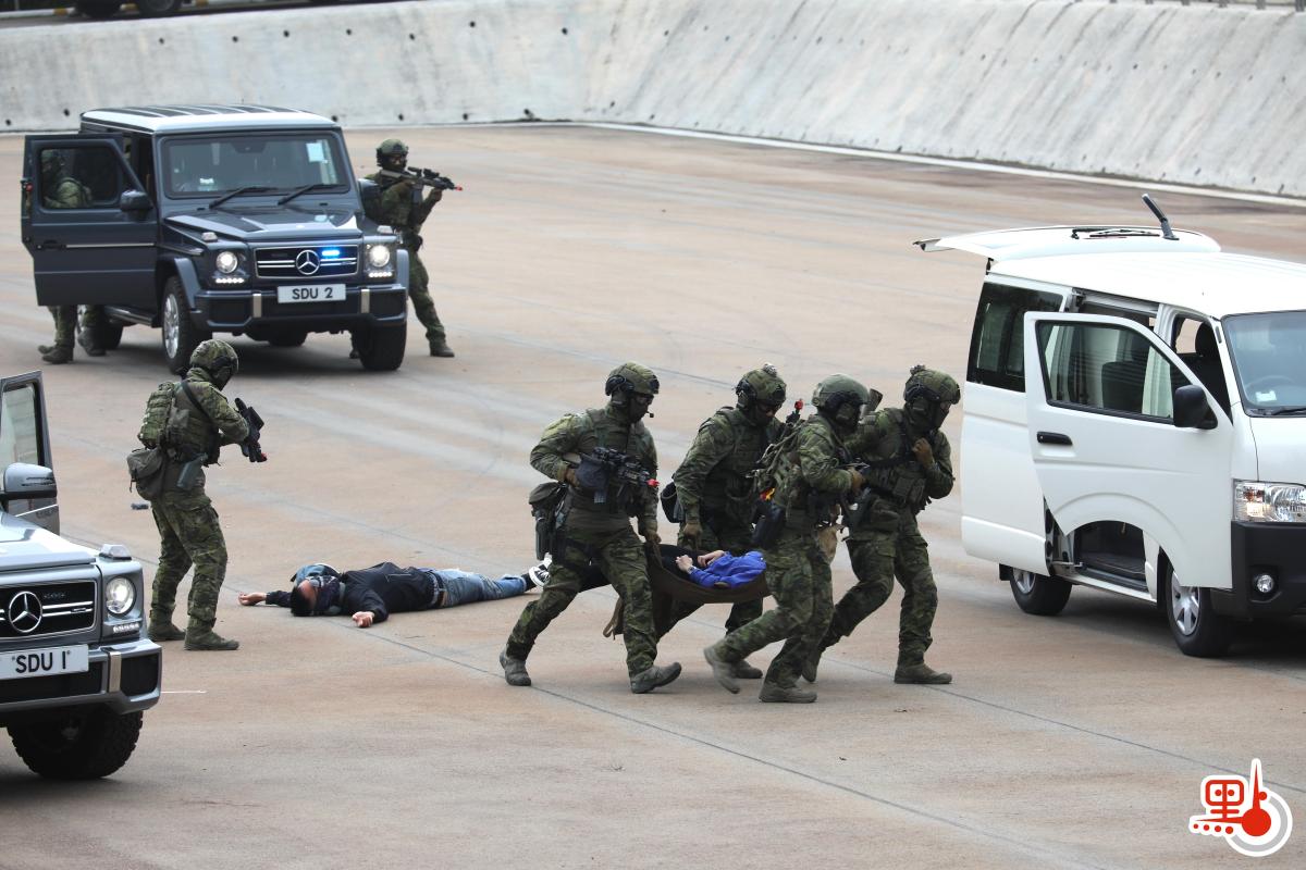 今日（15日）是「全民國家安全教育日」，香港警察學院舉行開放日活動，讓市民進一步了解國家安全的意義和警隊在維護國家安全方面的工作。上午10時許，警隊舉行升國旗儀式及奏國歌，隨後進行多項精彩表演，其中反恐特勤隊和衝鋒隊作反恐演練，演示警隊遇到恐怖分子的處理手法，更展示如何從暴徒手中解救人質，市民大讚反恐特警隊真專業。（點新聞記者李斯哲攝）