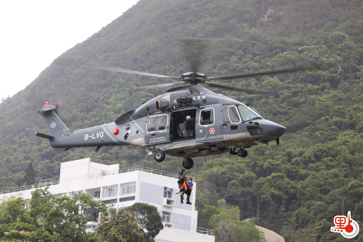 今日（15日）是「全民國家安全教育日」，香港警察學院舉行開放日活動，讓市民進一步了解國家安全的意義和警隊在維護國家安全方面的工作。上午10時許，警隊舉行升國旗儀式及奏國歌，隨後進行多項精彩表演，其中反恐特勤隊和衝鋒隊作反恐演練，演示警隊遇到恐怖分子的處理手法，更展示如何從暴徒手中解救人質，市民大讚反恐特警隊真專業。（點新聞記者李斯哲攝）