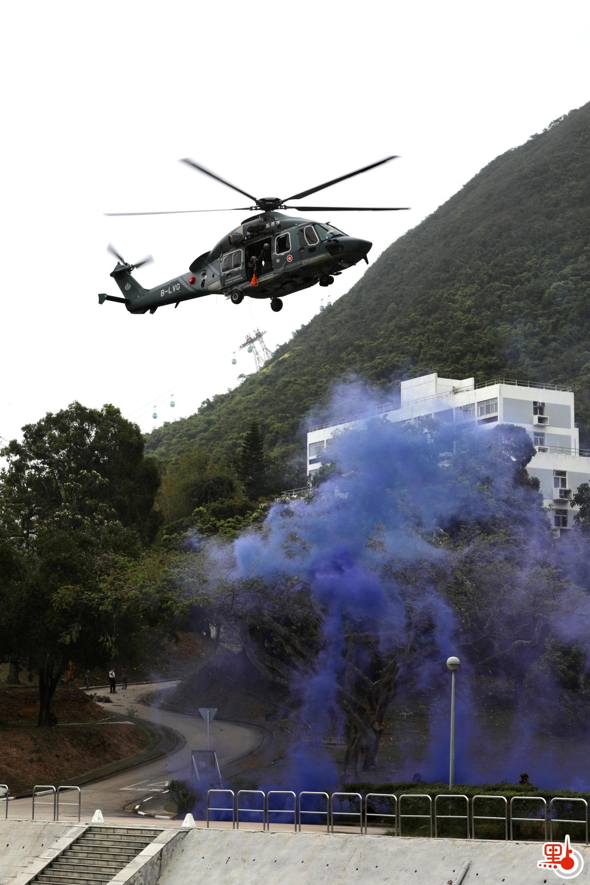 今日（15日）是「全民國家安全教育日」，香港警察學院舉行開放日活動，讓市民進一步了解國家安全的意義和警隊在維護國家安全方面的工作。上午10時許，警隊舉行升國旗儀式及奏國歌，隨後進行多項精彩表演，其中反恐特勤隊和衝鋒隊作反恐演練，演示警隊遇到恐怖分子的處理手法，更展示如何從暴徒手中解救人質，市民大讚反恐特警隊真專業。（點新聞記者李斯哲攝）