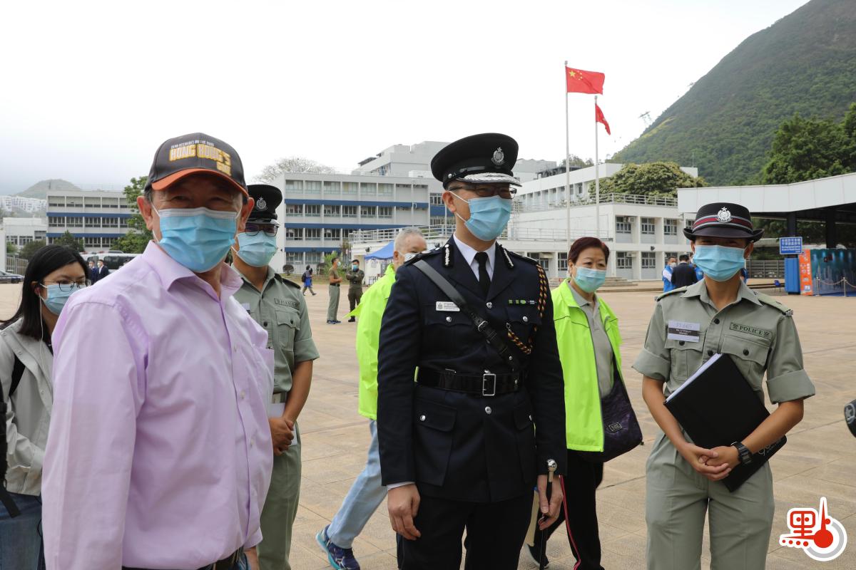 今日（15日）是「全民國家安全教育日」，香港警察學院舉行開放日活動。在進行過一系列精彩表演後，市民前往學院內的展覽區，觀看爆炸品處理課裝備、水警小艇隊裝備、裝甲車等，體驗虛擬實境。此外，警犬還帶來精彩的表演，各種神奇的裝備和精彩的表演，令市民直呼「大開眼界」。（點新聞記者李斯哲攝）