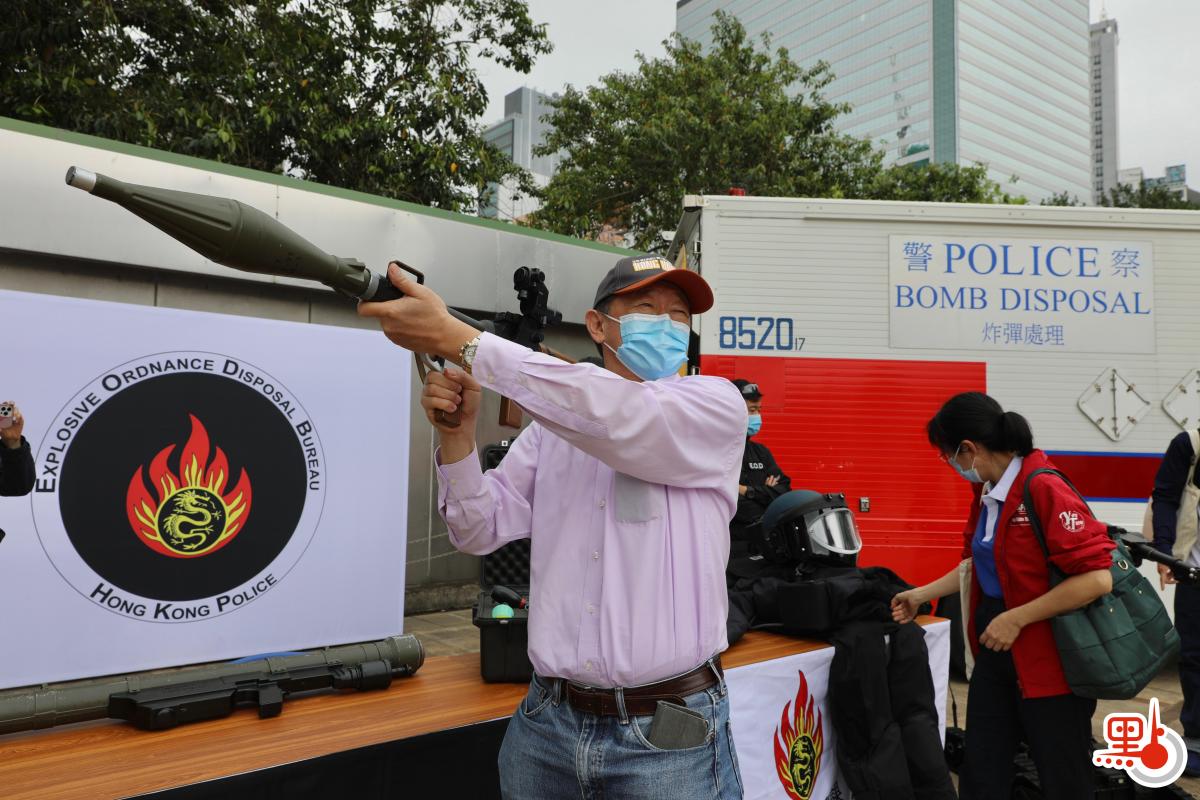 今日（15日）是「全民國家安全教育日」，香港警察學院舉行開放日活動。在進行過一系列精彩表演後，市民前往學院內的展覽區，觀看爆炸品處理課裝備、水警小艇隊裝備、裝甲車等，體驗虛擬實境。此外，警犬還帶來精彩的表演，各種神奇的裝備和精彩的表演，令市民直呼「大開眼界」。（點新聞記者李斯哲攝）