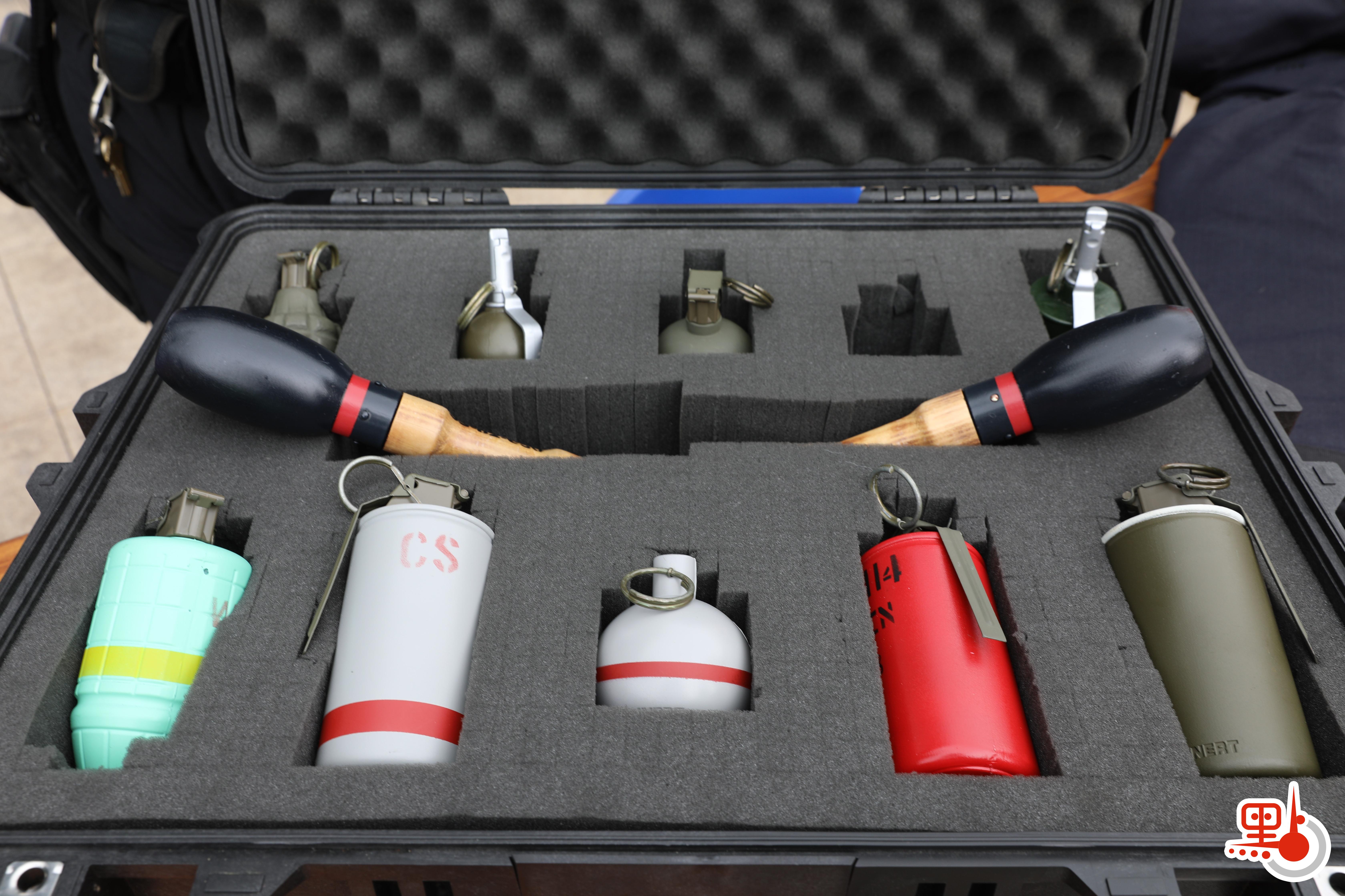 今日（15日）是「全民國家安全教育日」，香港警察學院舉行開放日活動。在進行過一系列精彩表演後，市民前往學院內的展覽區，觀看爆炸品處理課裝備、水警小艇隊裝備、裝甲車等，體驗虛擬實境。此外，警犬還帶來精彩的表演，各種神奇的裝備和精彩的表演，令市民直呼「大開眼界」。（點新聞記者李斯哲攝）