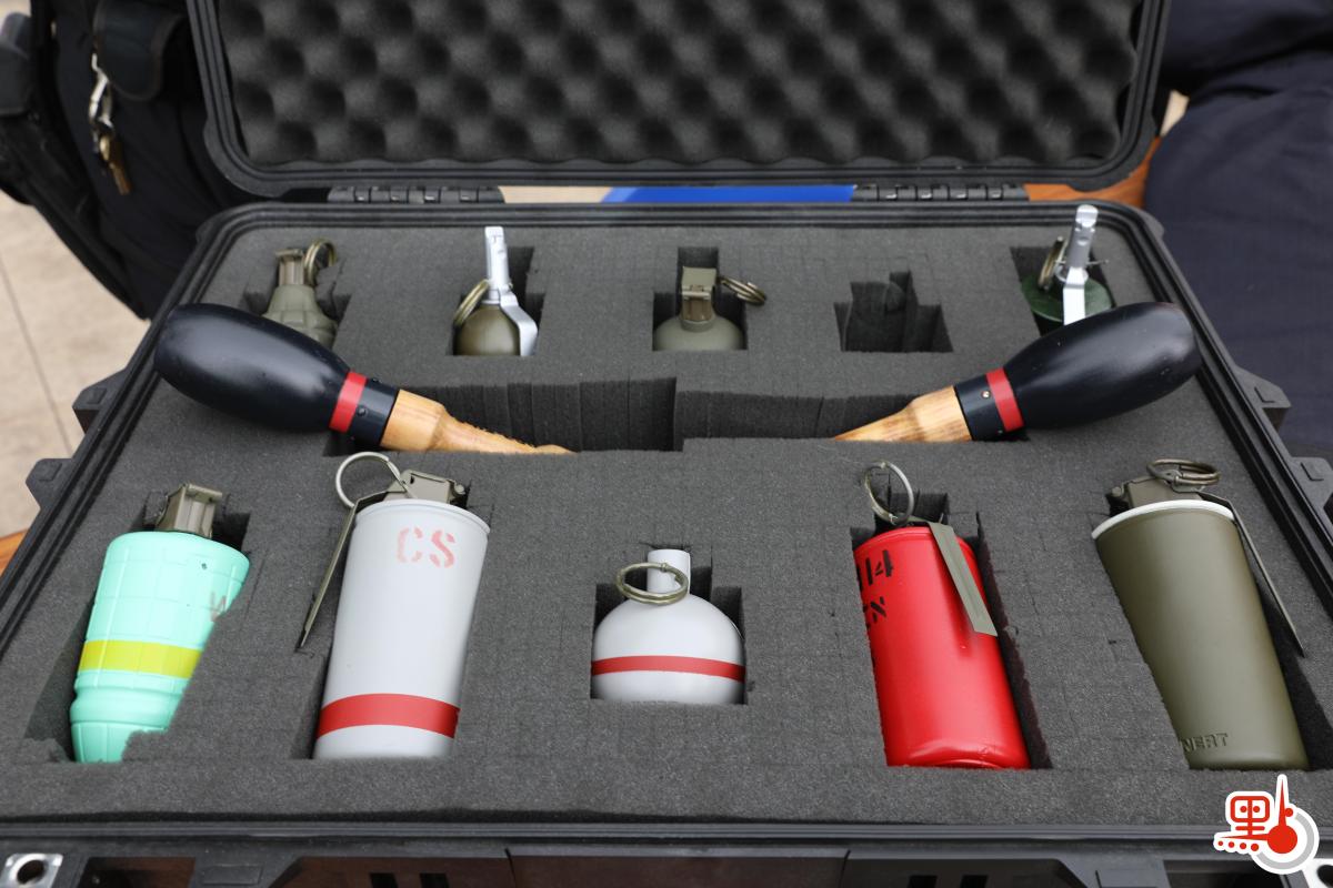 今日（15日）是「全民國家安全教育日」，香港警察學院舉行開放日活動。在進行過一系列精彩表演後，市民前往學院內的展覽區，觀看爆炸品處理課裝備、水警小艇隊裝備、裝甲車等，體驗虛擬實境。此外，警犬還帶來精彩的表演，各種神奇的裝備和精彩的表演，令市民直呼「大開眼界」。（點新聞記者李斯哲攝）