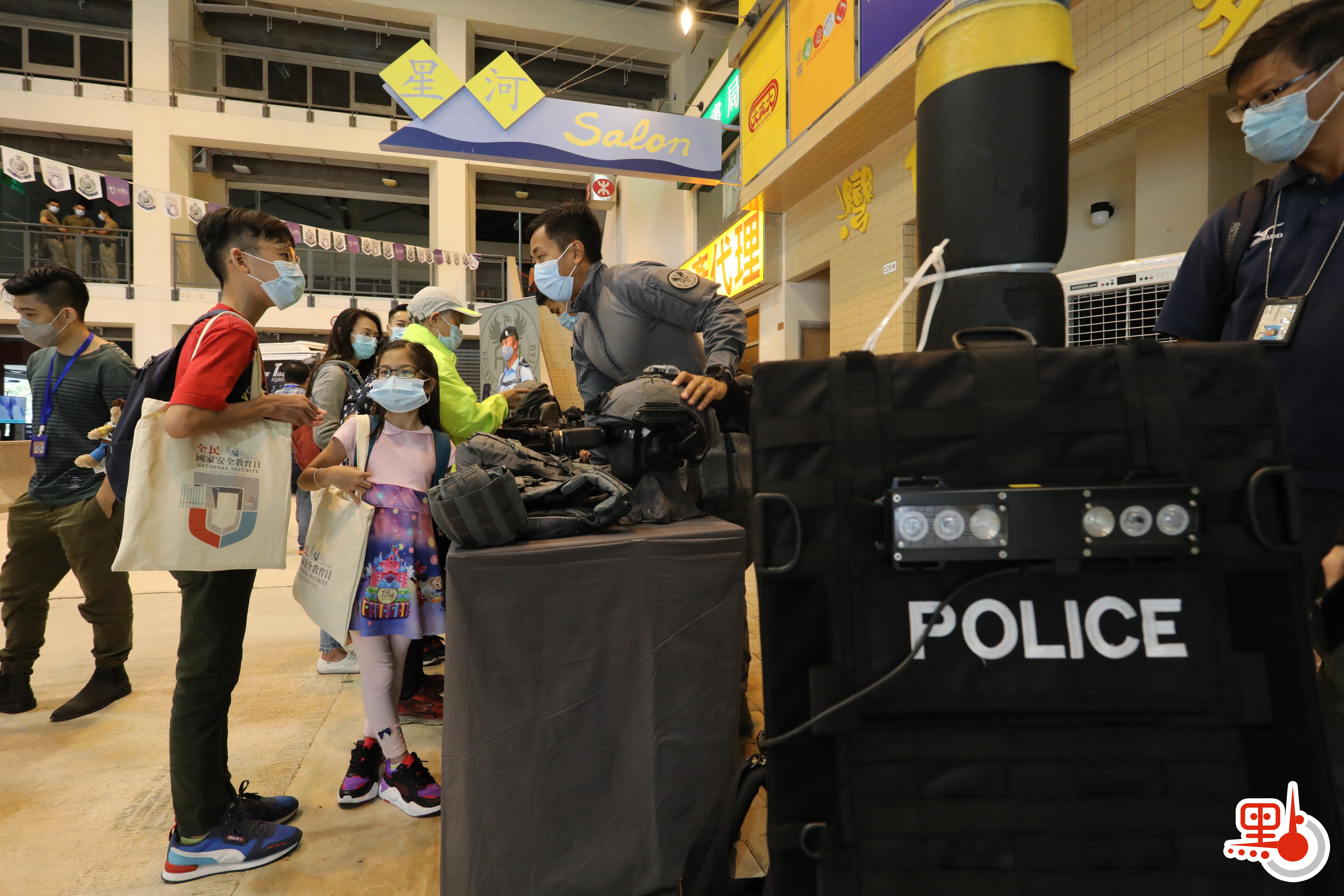 今日（15日）是「全民國家安全教育日」，香港警察學院舉行開放日活動。在進行過一系列精彩表演後，市民前往學院內的展覽區，觀看爆炸品處理課裝備、水警小艇隊裝備、裝甲車等，體驗虛擬實境。此外，警犬還帶來精彩的表演，各種神奇的裝備和精彩的表演，令市民直呼「大開眼界」。（點新聞記者李斯哲攝）