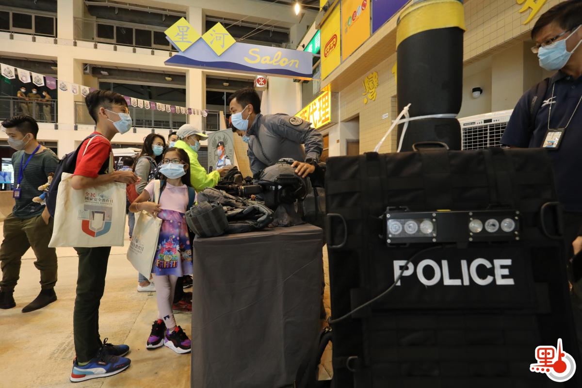 今日（15日）是「全民國家安全教育日」，香港警察學院舉行開放日活動。在進行過一系列精彩表演後，市民前往學院內的展覽區，觀看爆炸品處理課裝備、水警小艇隊裝備、裝甲車等，體驗虛擬實境。此外，警犬還帶來精彩的表演，各種神奇的裝備和精彩的表演，令市民直呼「大開眼界」。（點新聞記者李斯哲攝）